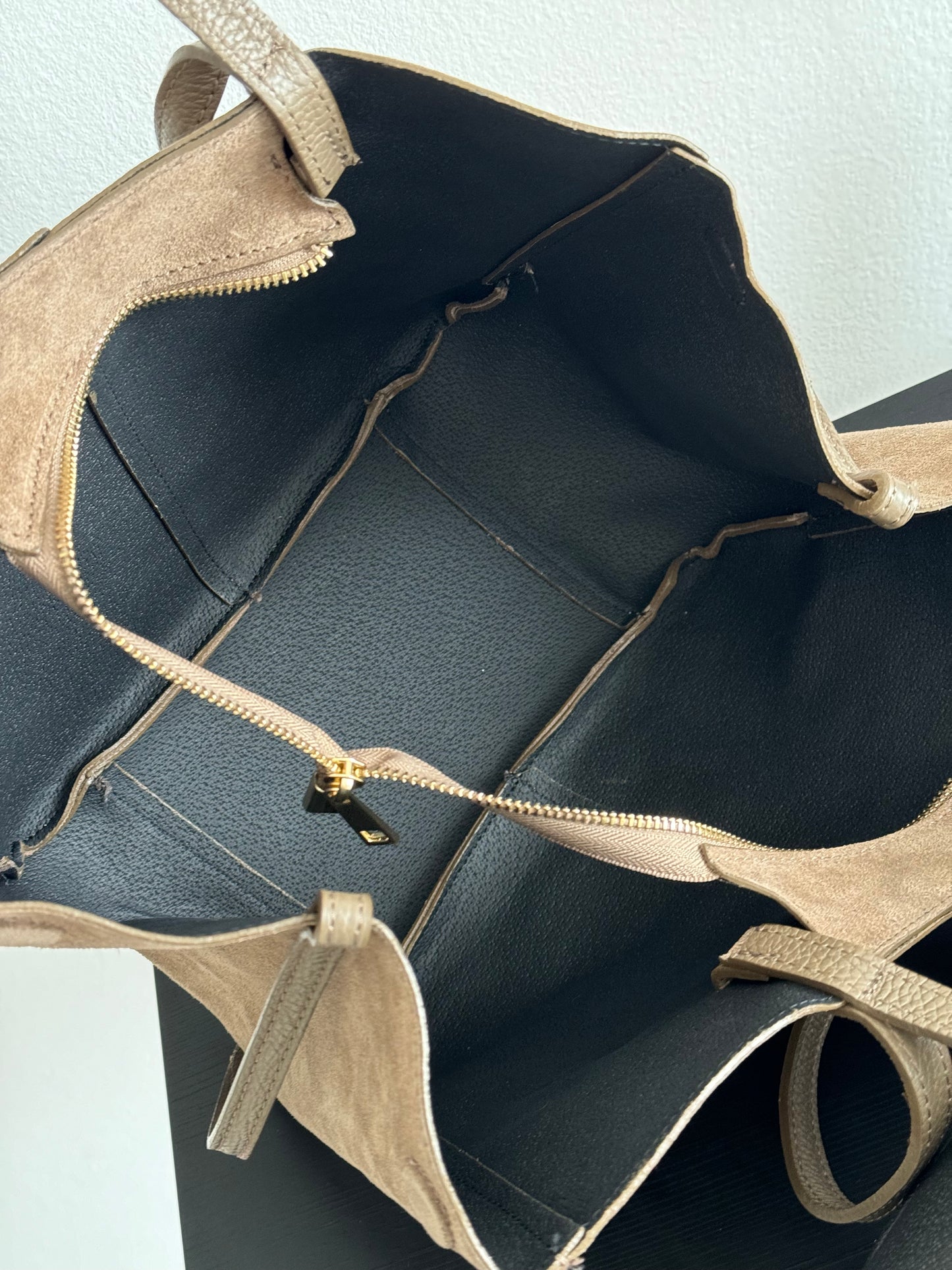 A shopper bag made of natural suede in a fashionable color, Italy