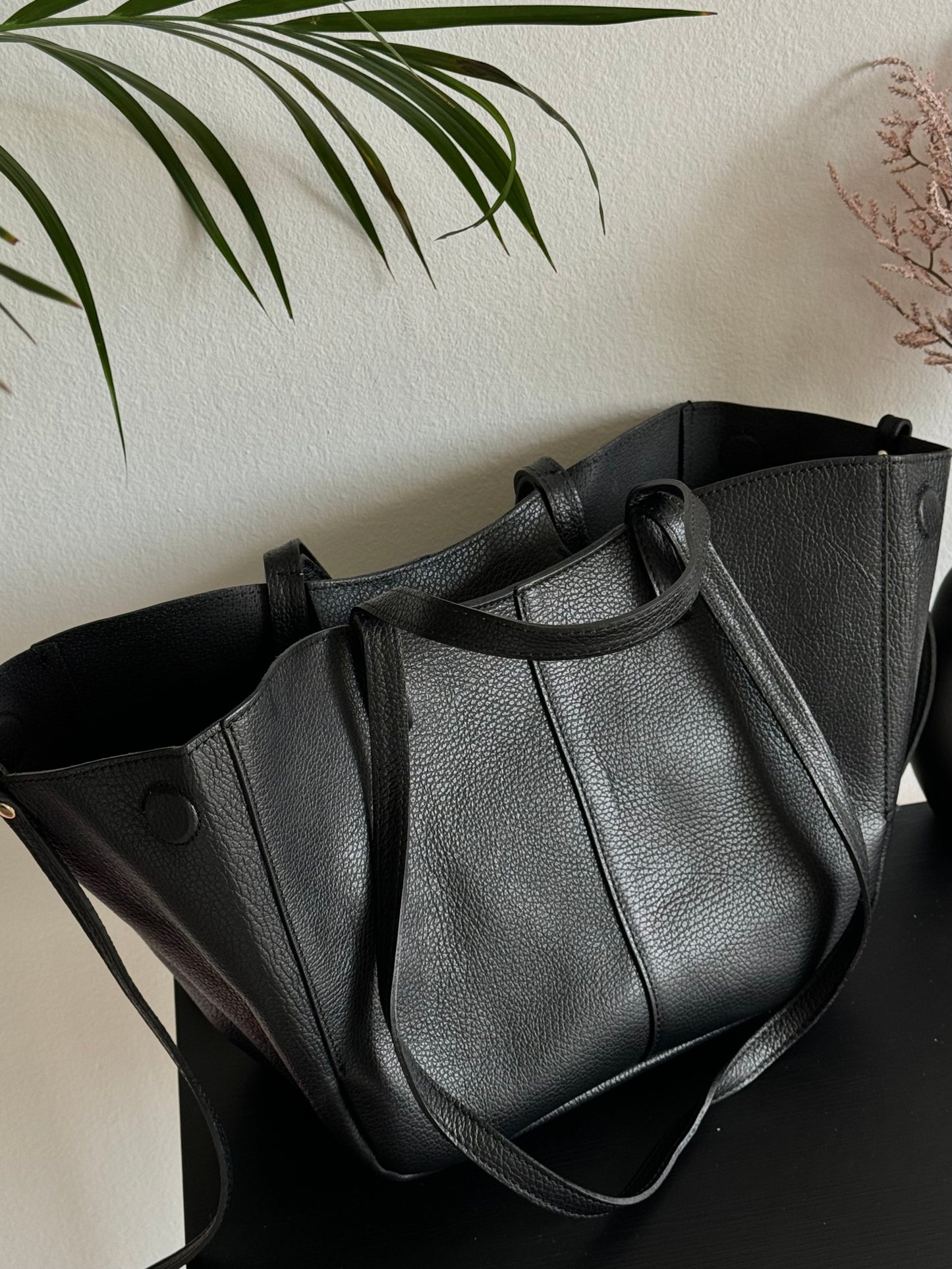 Czarna shopperka z naturalnej skóry – włoska elegancja