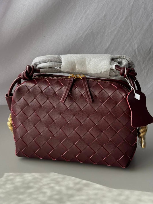 Stylowa pleciona torebka z naturalnej skóry w modnym kolorze, Włochy