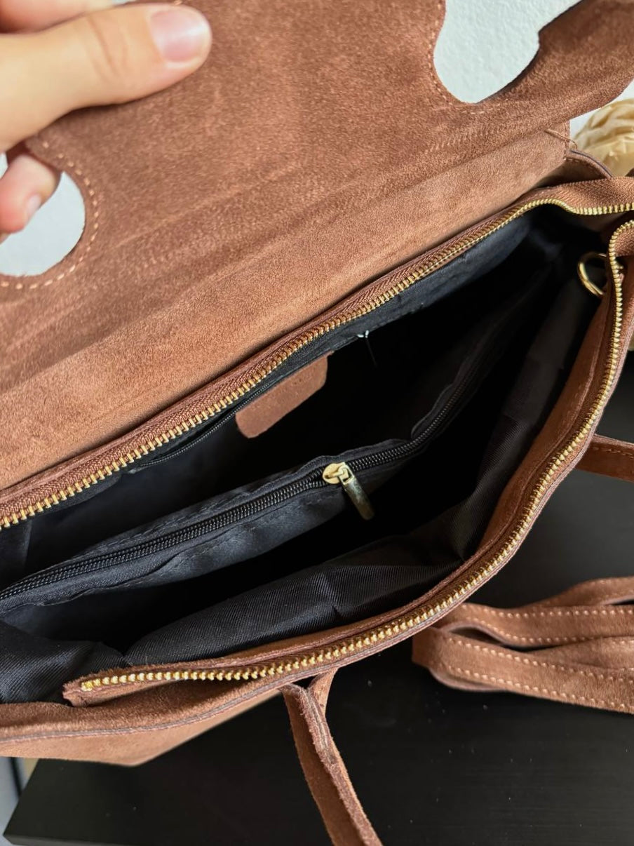 Zamszowa torebka typu tote, idealna na laptopa lub dokumenty. Włoski produkt