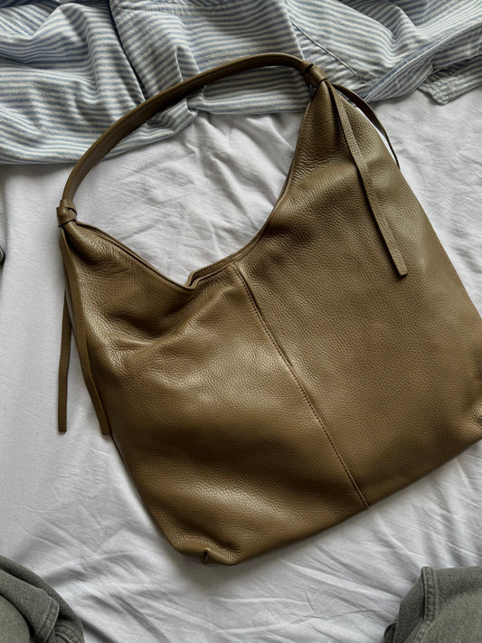 Torebka worek z naturalnej skóry w bezowych kolorze, Włochy