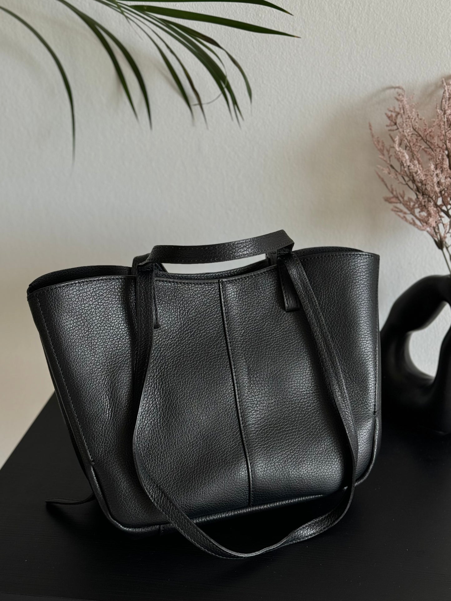 Czarna shopperka z naturalnej skóry – włoska elegancja