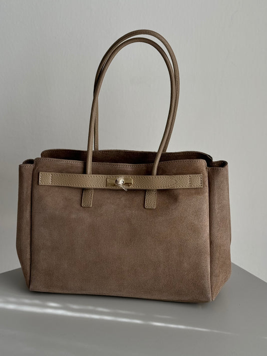 Stylowa torebka shopperka z naturalnego zamszu w modnym kolorze, Włochy