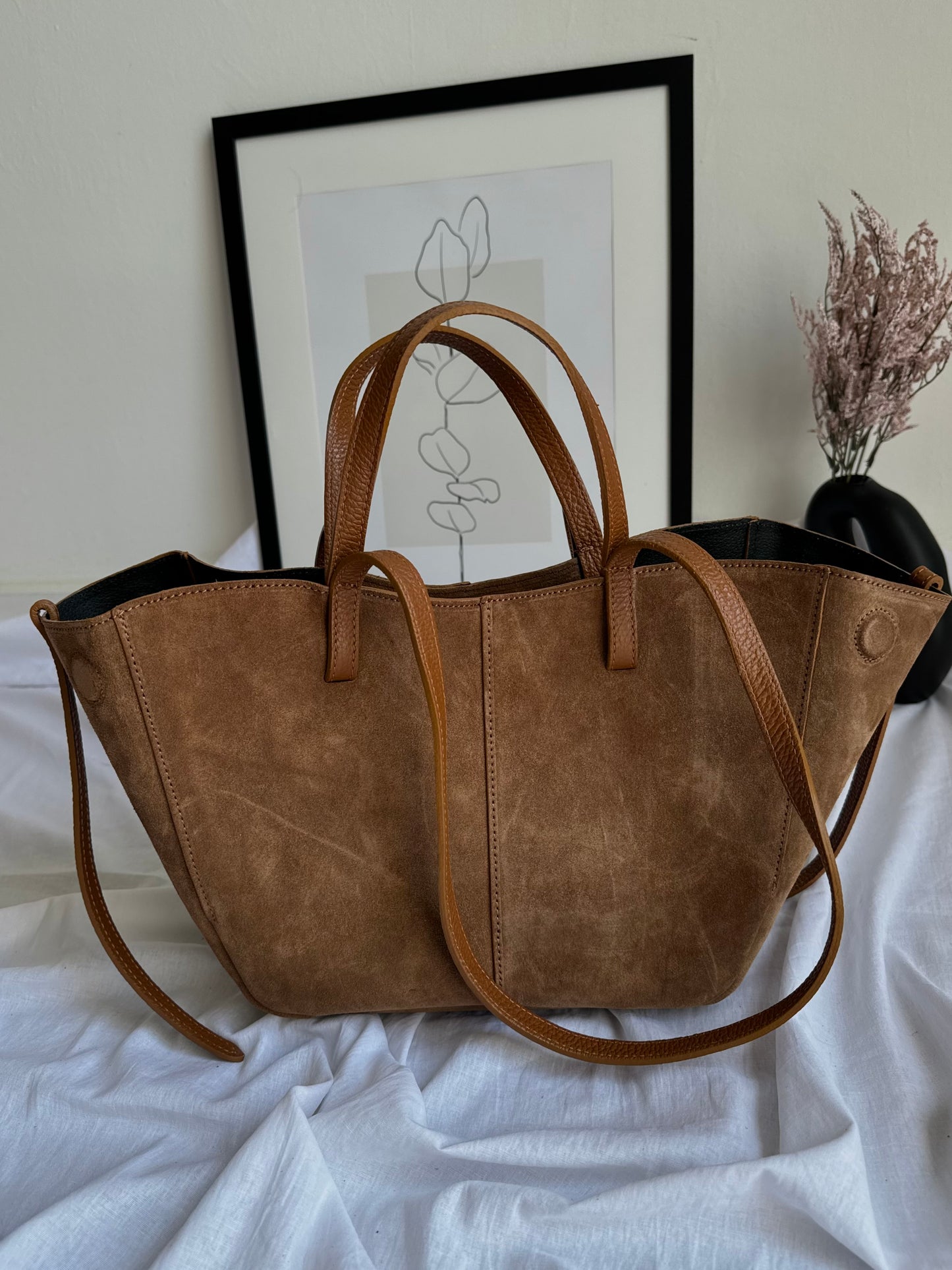 A shopper bag made of natural suede in a fashionable color, Italy