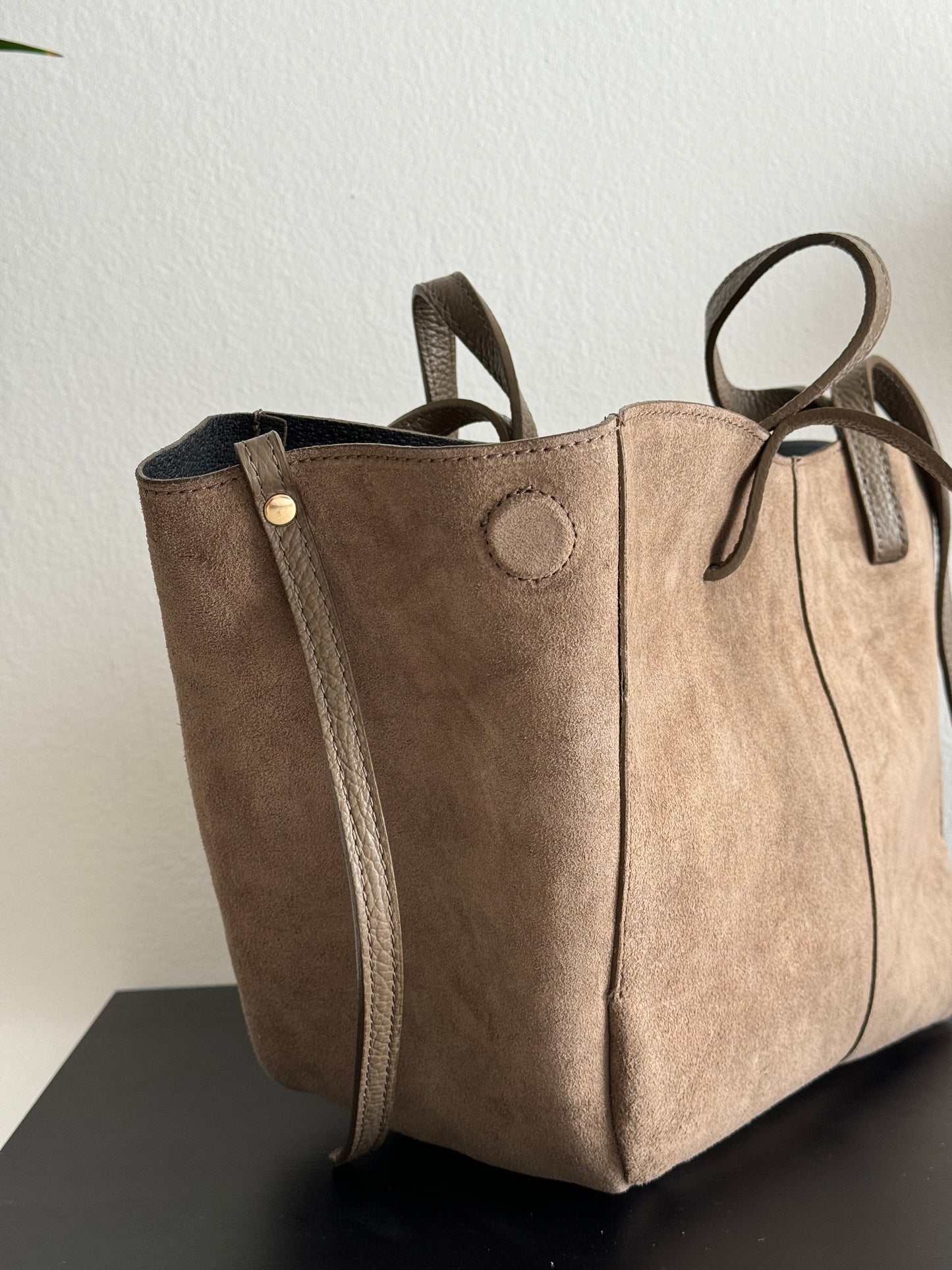 A shopper bag made of natural suede in a fashionable color, Italy