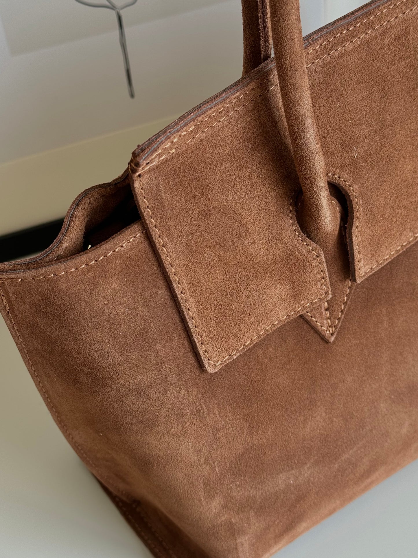 Zamszowa torebka typu tote, idealna na laptopa lub dokumenty. Włoski produkt