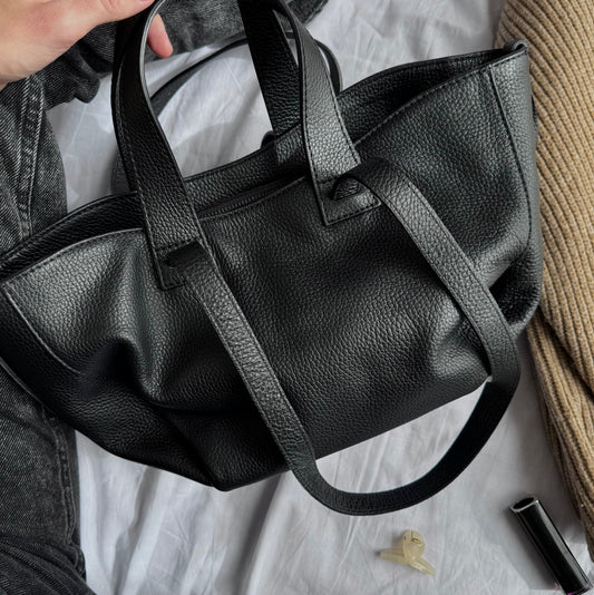 Włoska czarna torebka skórzana – elegancja w dużym formacie