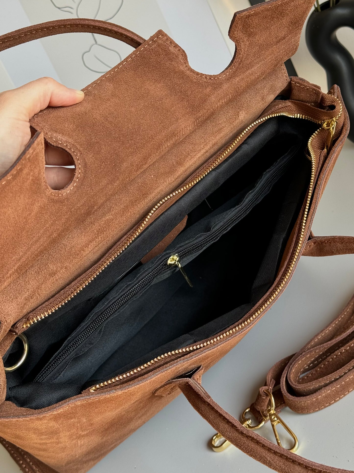 Zamszowa torebka typu tote, idealna na laptopa lub dokumenty. Włoski produkt