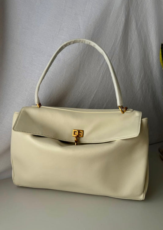 Elegancka i praktyczna torebka do ręki w beżowym kolorze, Włochy