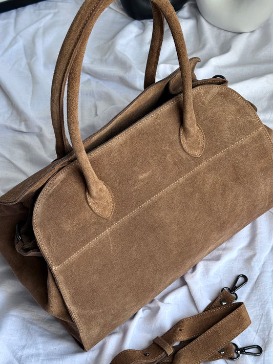 Torebka zamszowa – włoski szyk i funkcjonalność