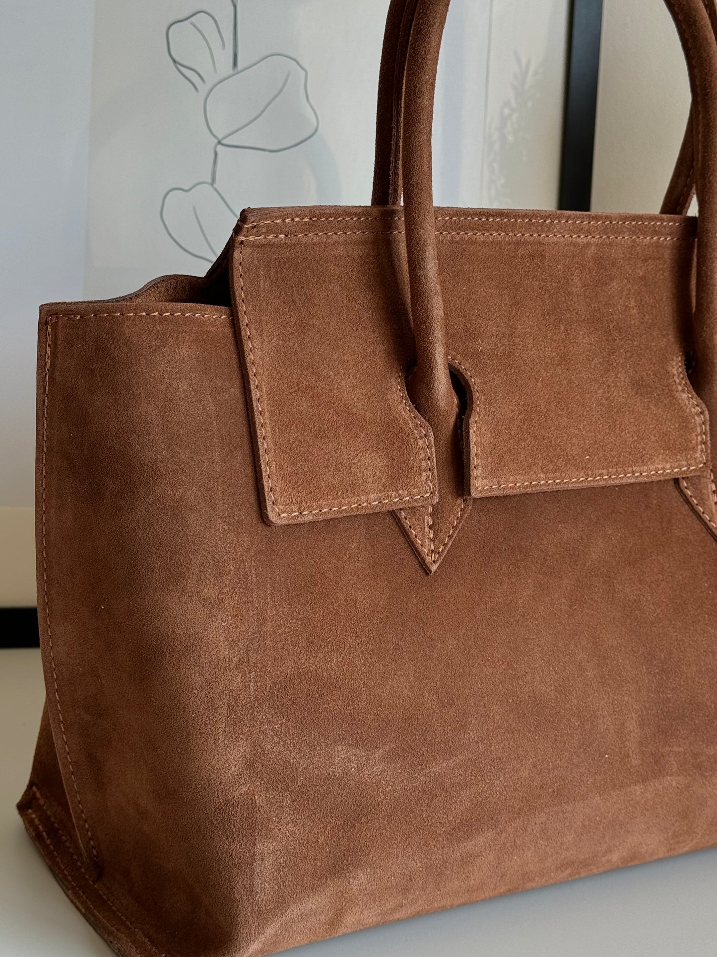 Zamszowa torebka typu tote, idealna na laptopa lub dokumenty. Włoski produkt