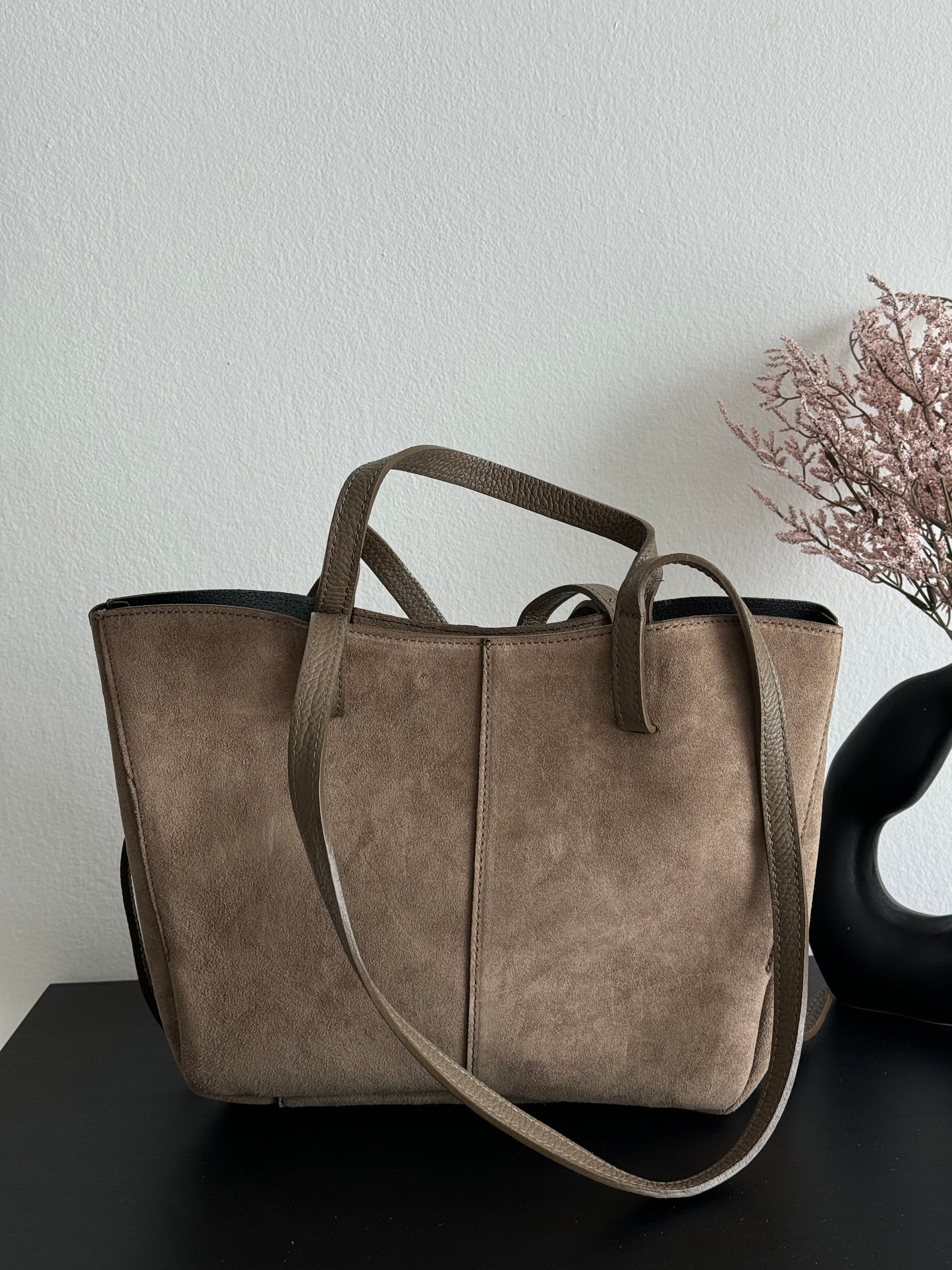 A shopper bag made of natural suede in a fashionable color, Italy