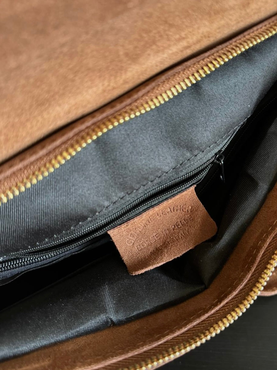 Zamszowa torebka typu tote, idealna na laptopa lub dokumenty. Włoski produkt