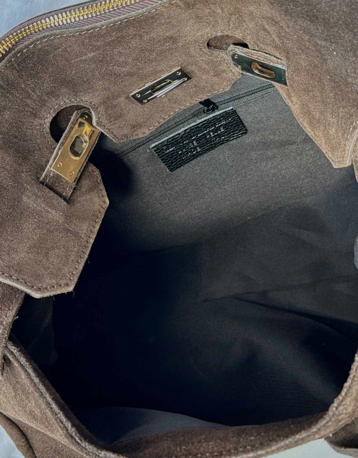 Elegancka torebka shopper z naturalnego zamszu do ręki, wyprodukowana we Włoszech