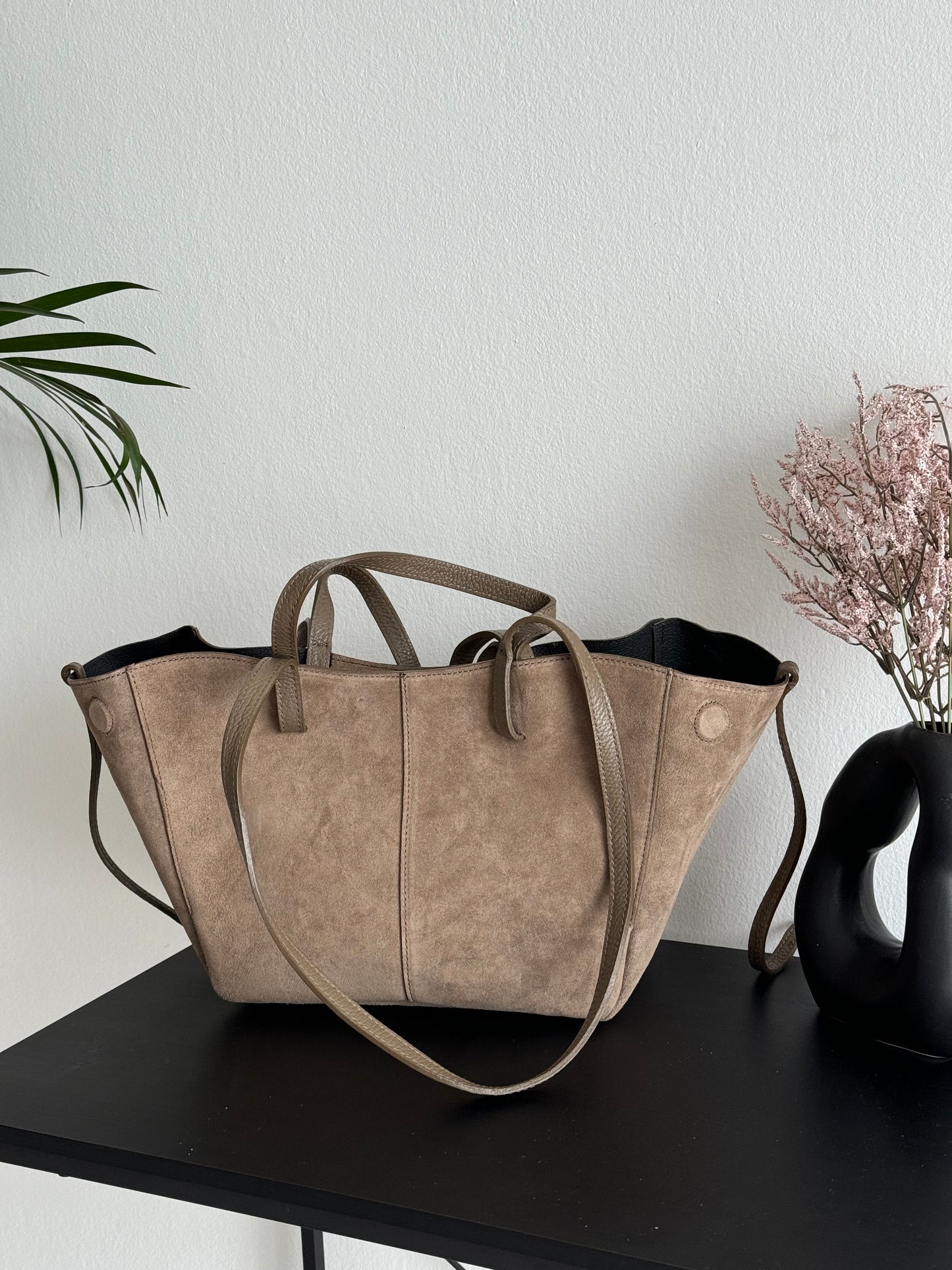 A shopper bag made of natural suede in a fashionable color, Italy