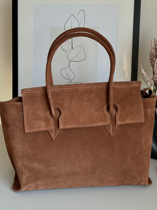 Zamszowa torebka typu tote, idealna na laptopa lub dokumenty. Włoski produkt