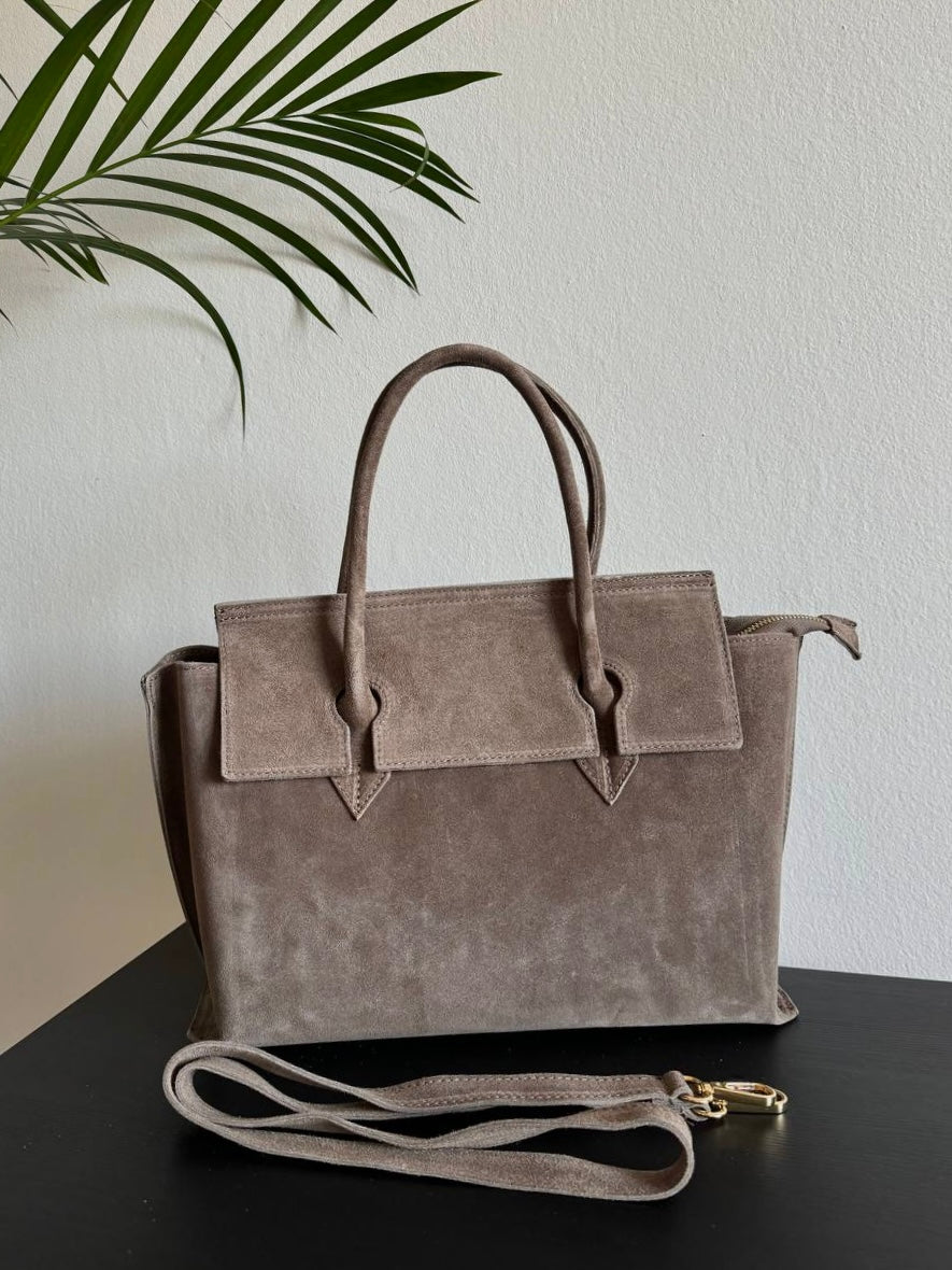 Zamszowa torebka typu tote, idealna na laptopa lub dokumenty. Włoski produkt
