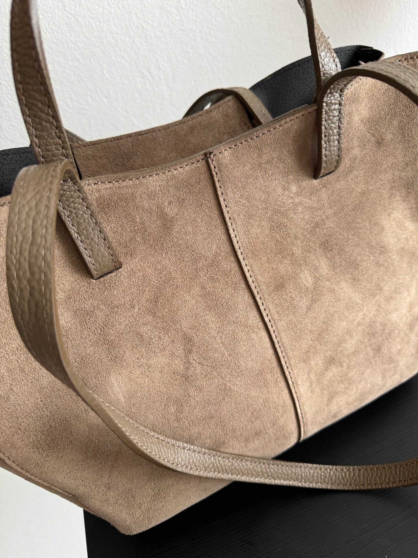 A shopper bag made of natural suede in a fashionable color, Italy