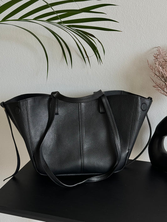 Czarna shopperka z naturalnej skóry – włoska elegancja