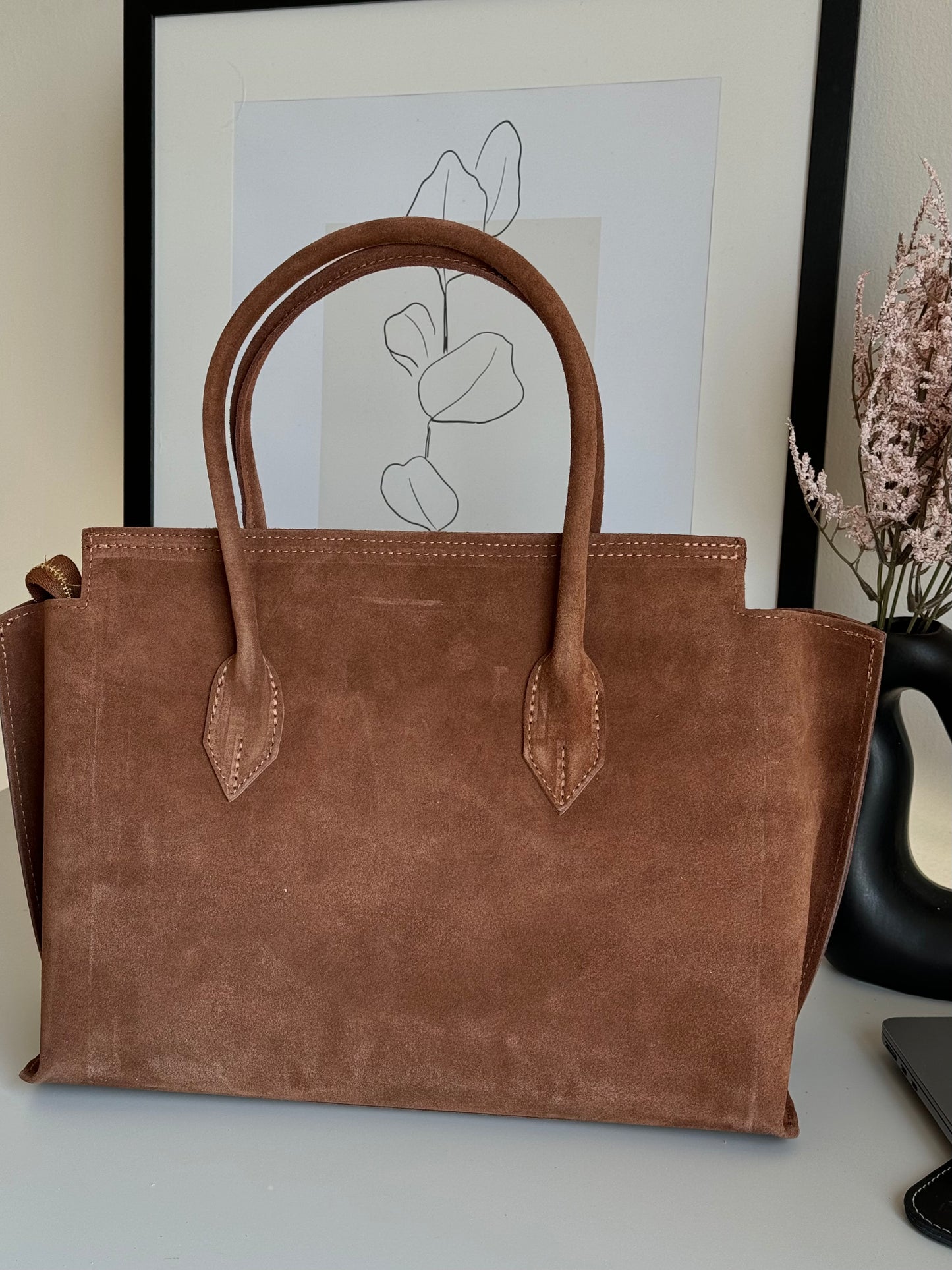 Zamszowa torebka typu tote, idealna na laptopa lub dokumenty. Włoski produkt