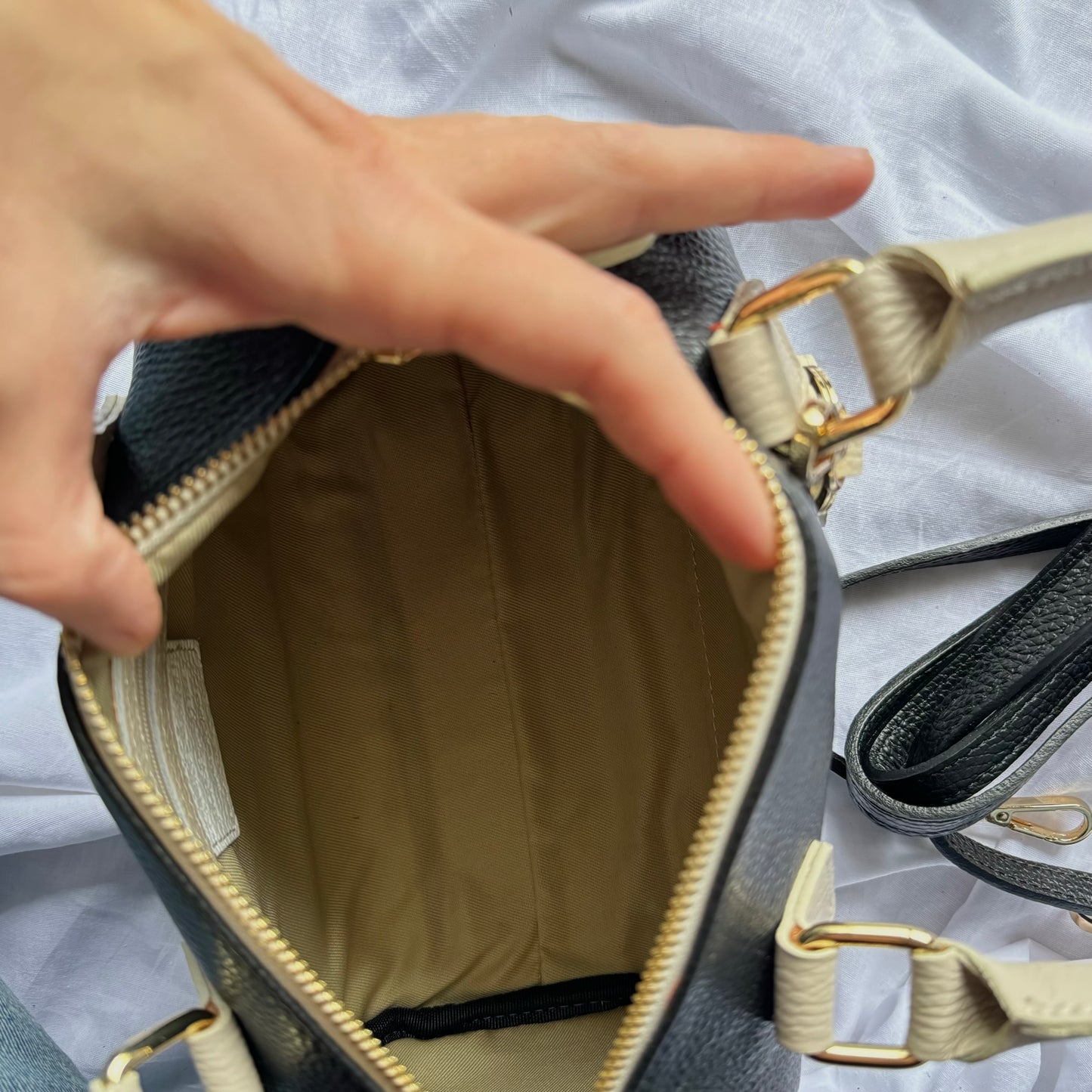Torebka czarna Torba beczka z naturalnej skóry crossbody, Włochy