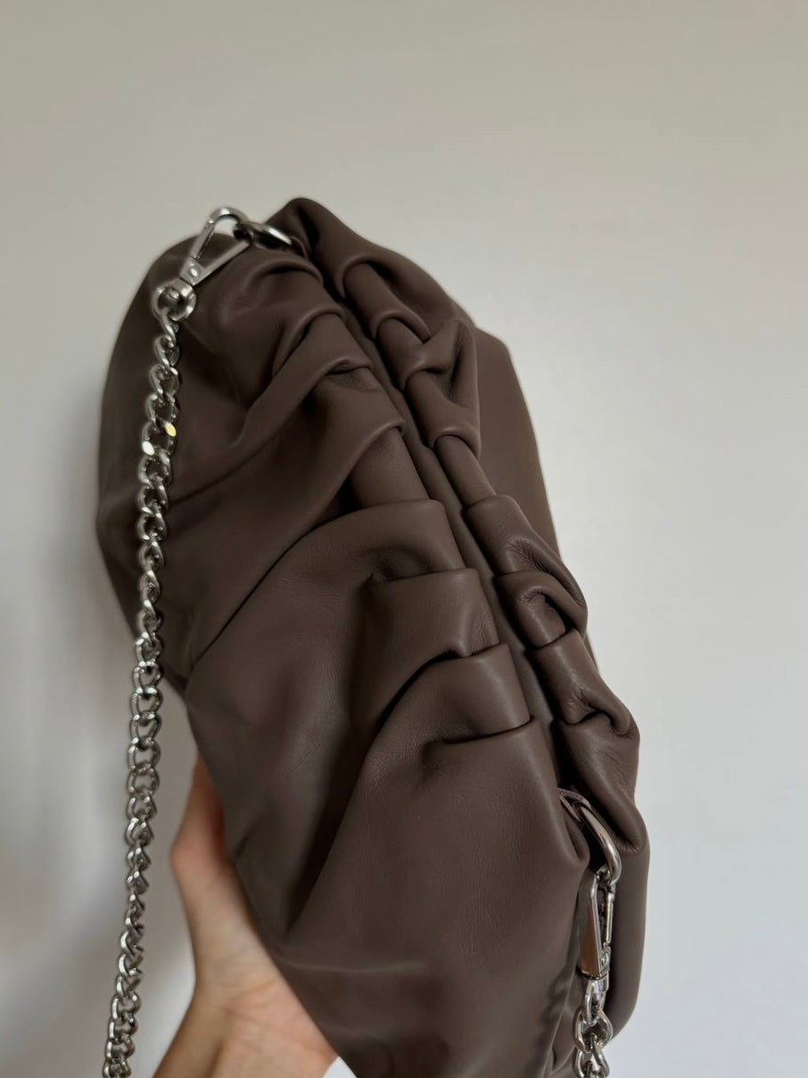 Stylowa Clutch torebka z miękkiej skóry z łańcuszkiem w kolorze taupe scuro, Włochy
