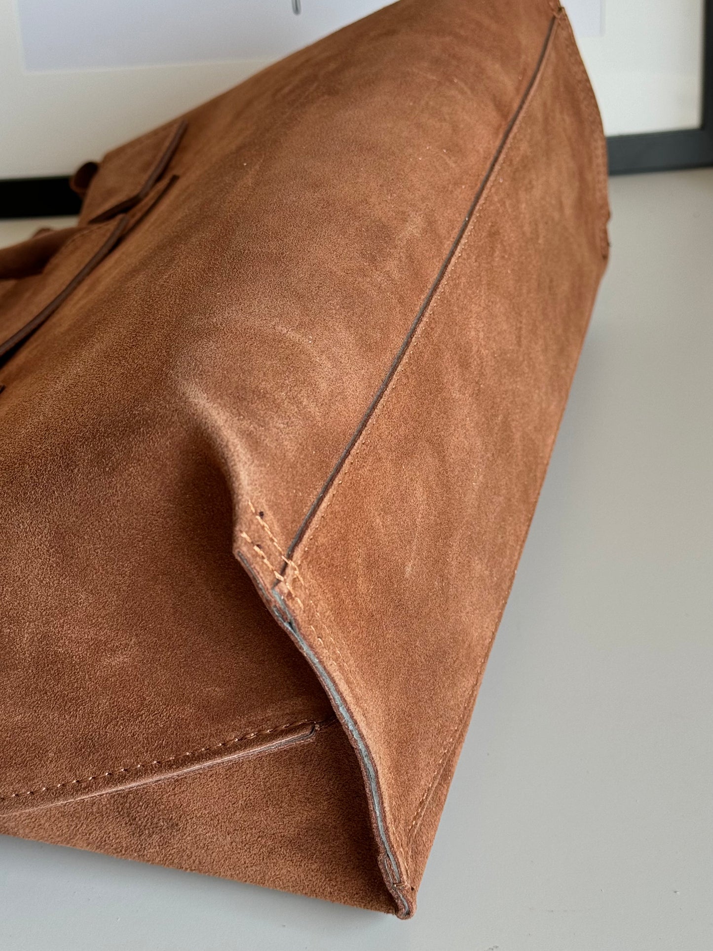 Zamszowa torebka typu tote, idealna na laptopa lub dokumenty. Włoski produkt