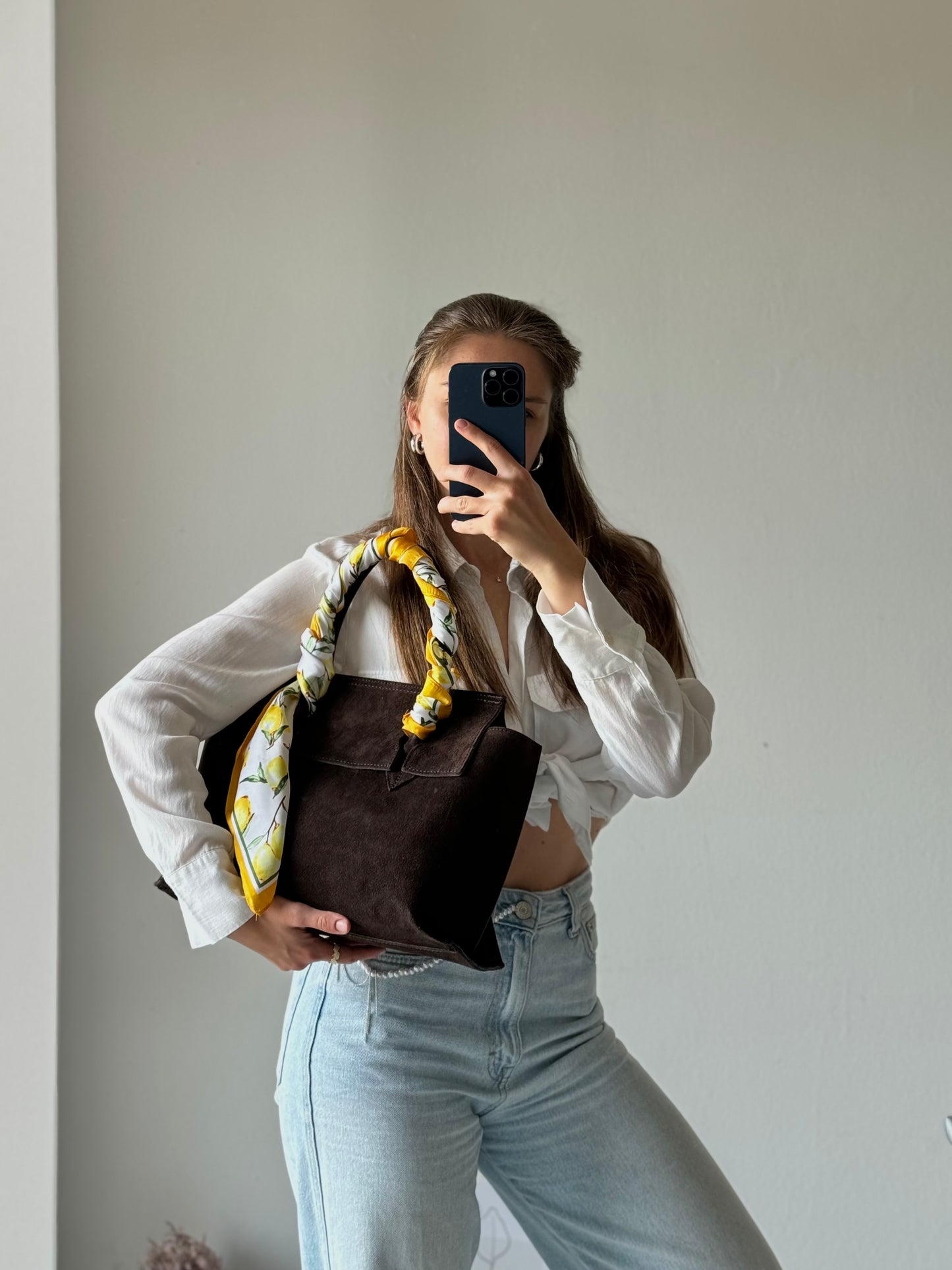 Zamszowa torebka typu tote, idealna na laptopa lub dokumenty. Włoski produkt