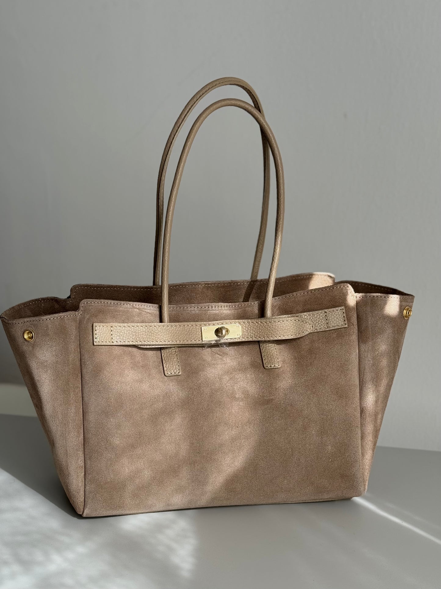 Stylowa torebka shopperka z naturalnego zamszu w modnym kolorze, Włochy