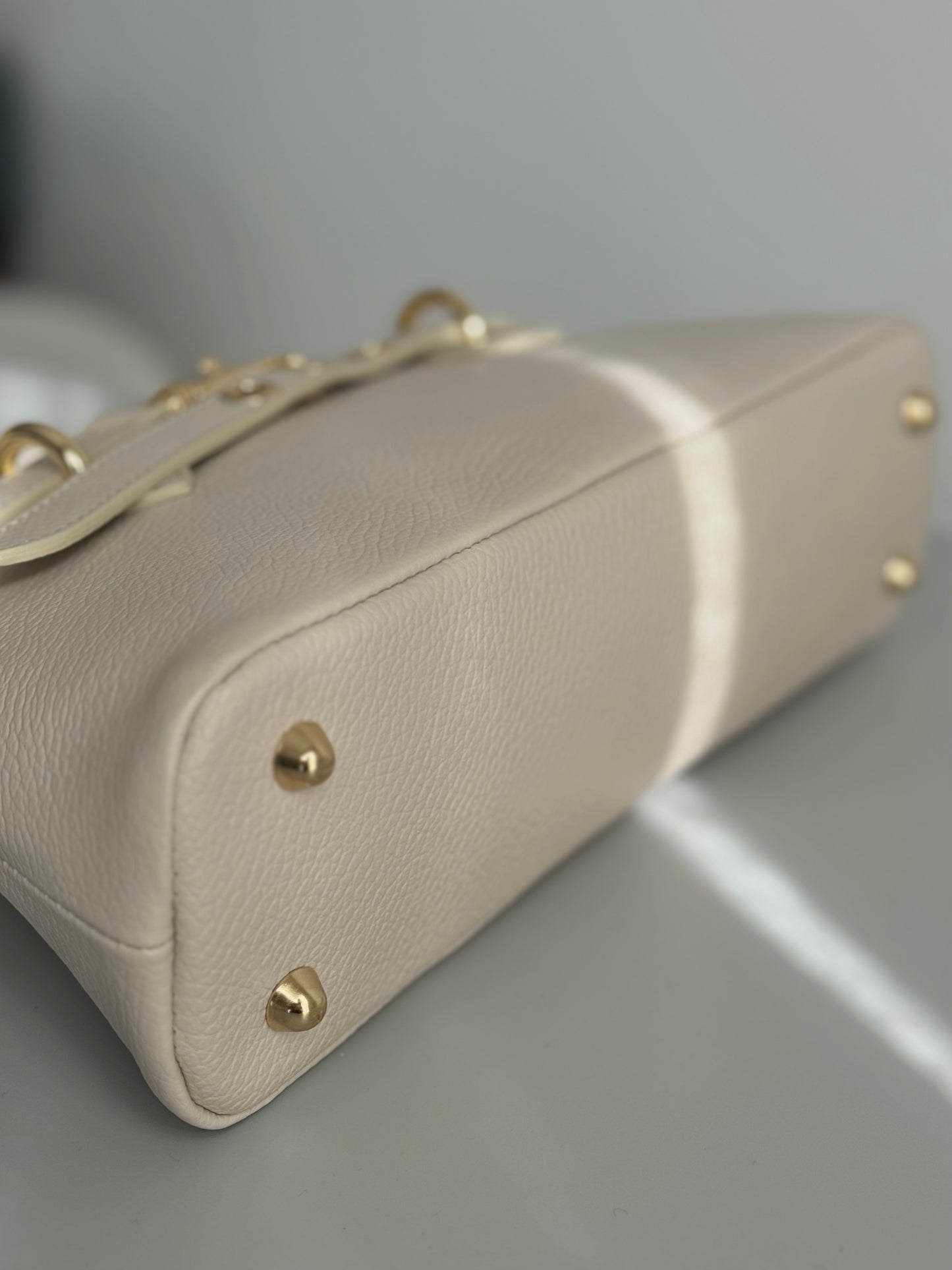 Elegancka torebka kuferkowa w kremowym kolorze z naturalnej skóry, Włochy