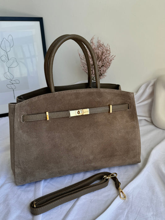Torebka zamszowo-skórzana – włoska elegancja w odcieniu taupe