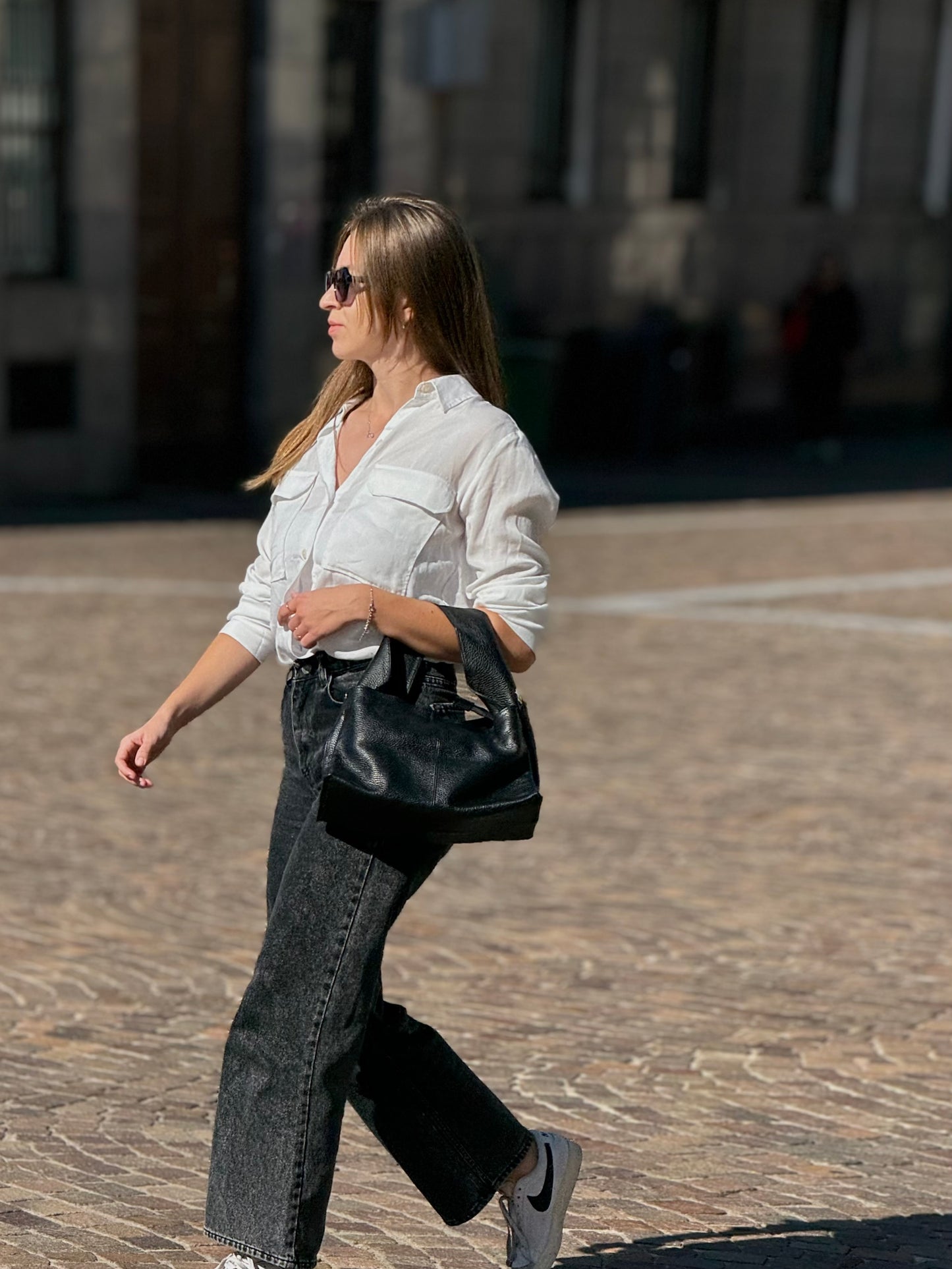 Włoska czarna Shopper torebka skórzana -kompaktowa elegancja na co dzień