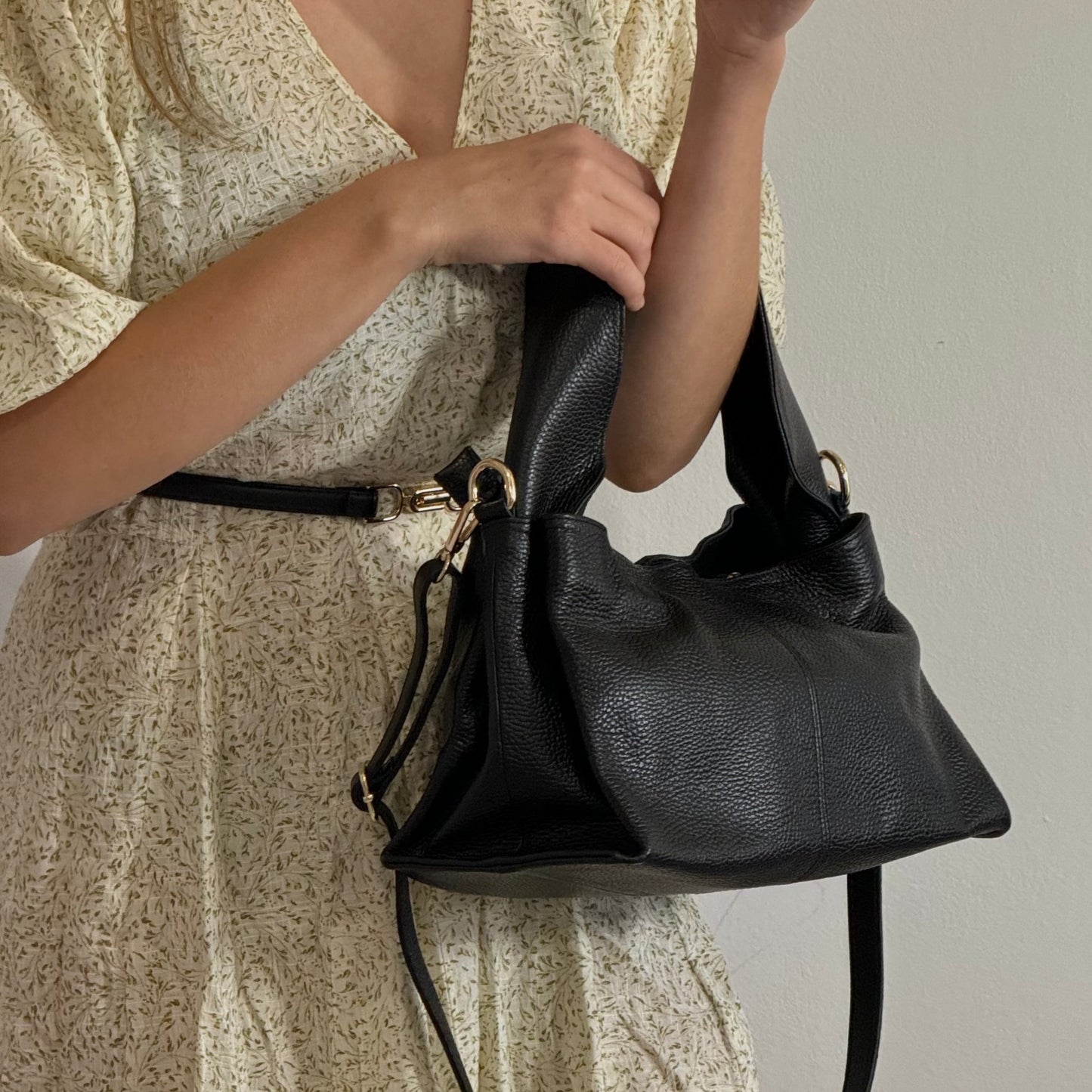 Włoska czarna Shopper torebka skórzana -kompaktowa elegancja na co dzień