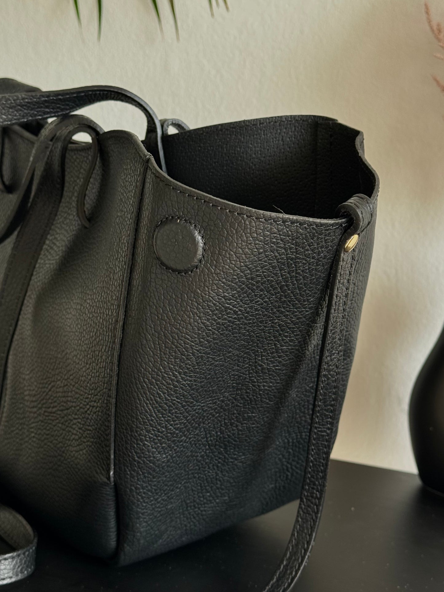 Czarna shopperka z naturalnej skóry – włoska elegancja 