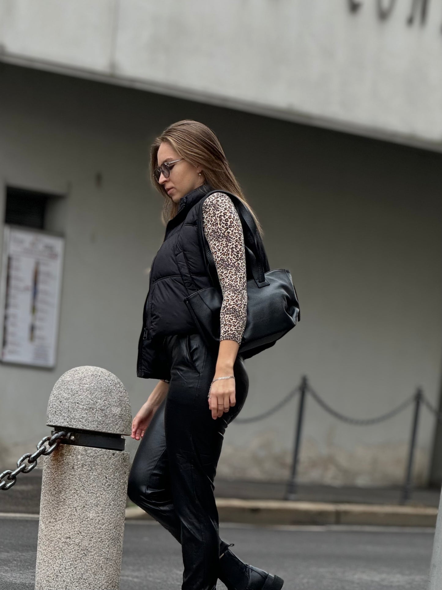 Włoska czarna torebka skórzana – elegancja w dużym formacie