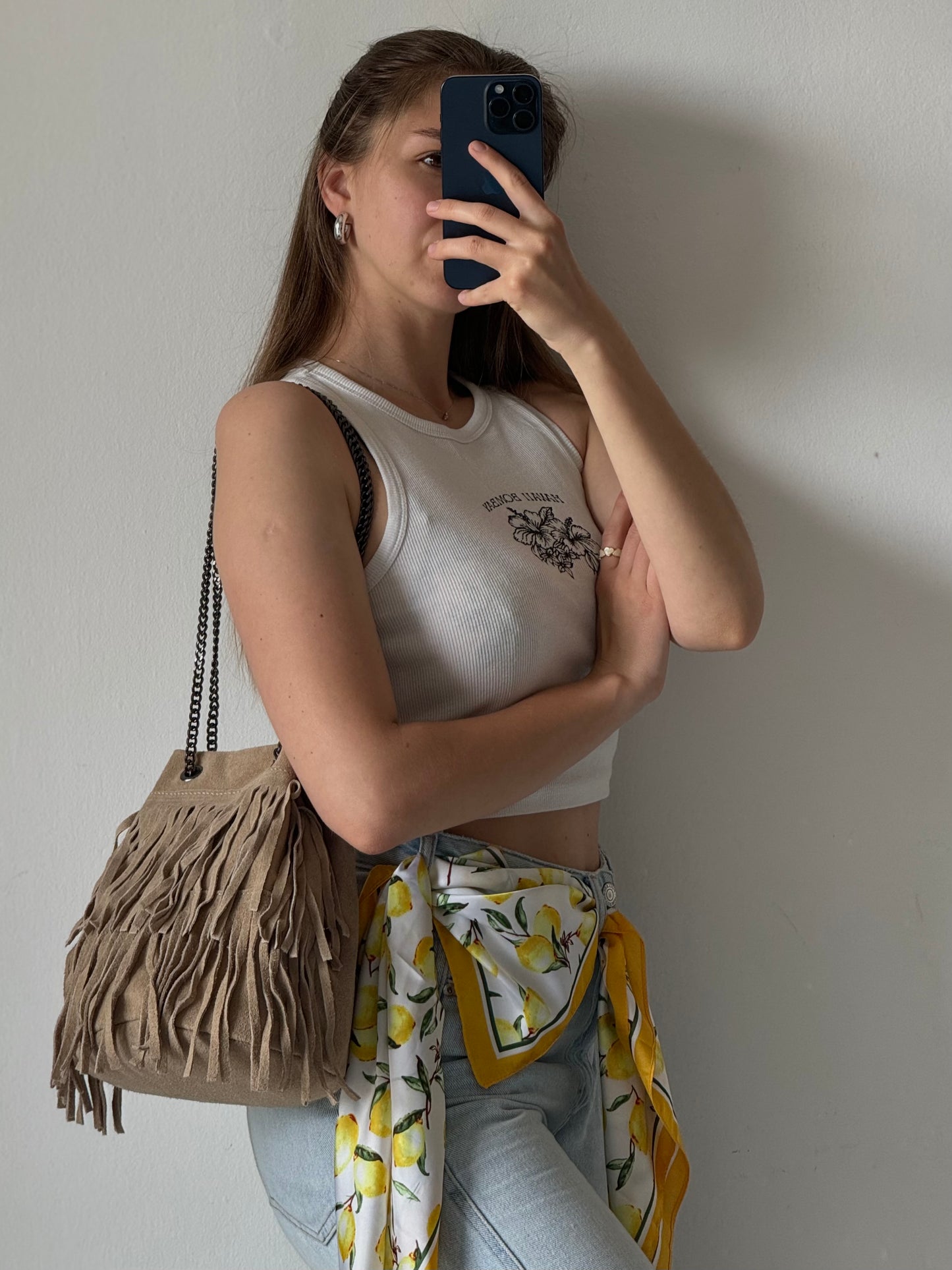 Torebka hobo z naturalnego zamszu z frędzlami, Włochy