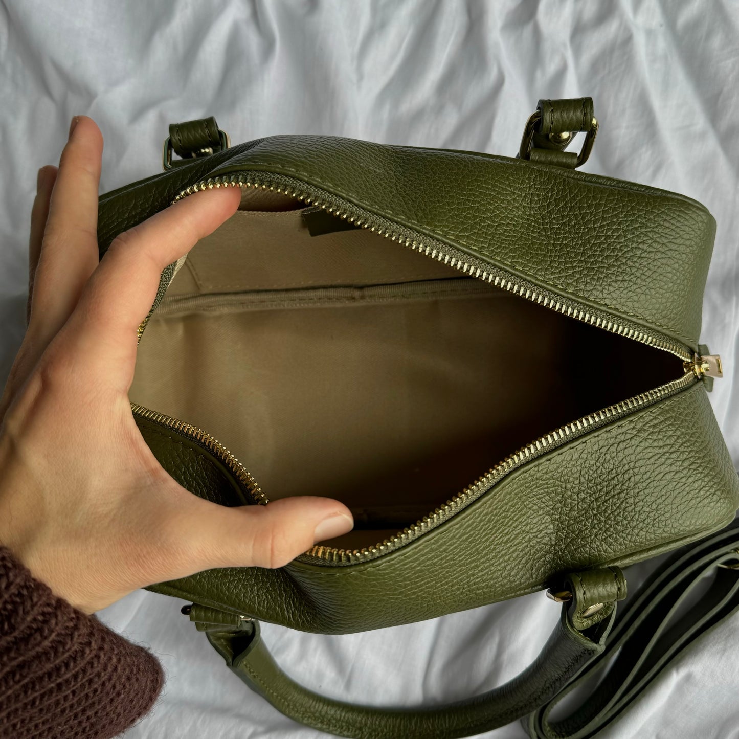 Włoska torebka Baguette skórzana do ręki - stylowy minimalizm w odcieniu khaki