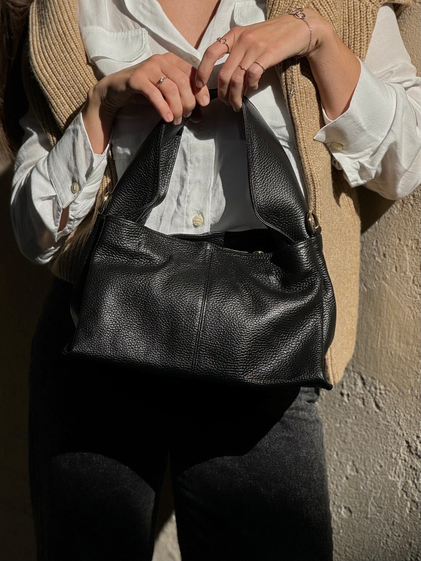 Włoska czarna Shopper torebka skórzana -kompaktowa elegancja na co dzień