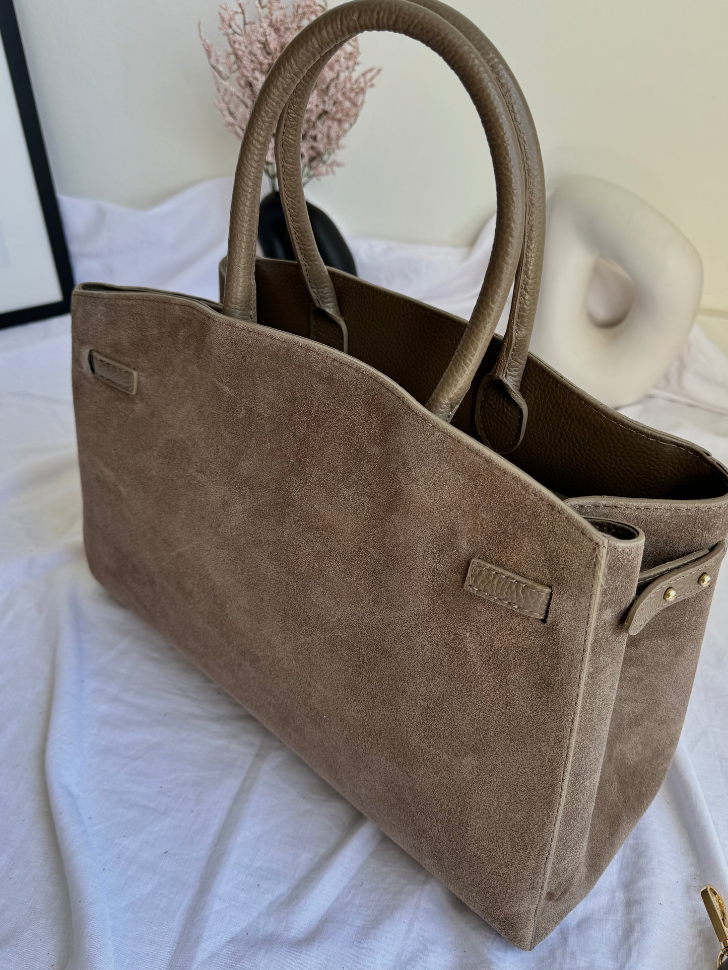 Torebka zamszowo-skórzana – włoska elegancja w odcieniu taupe