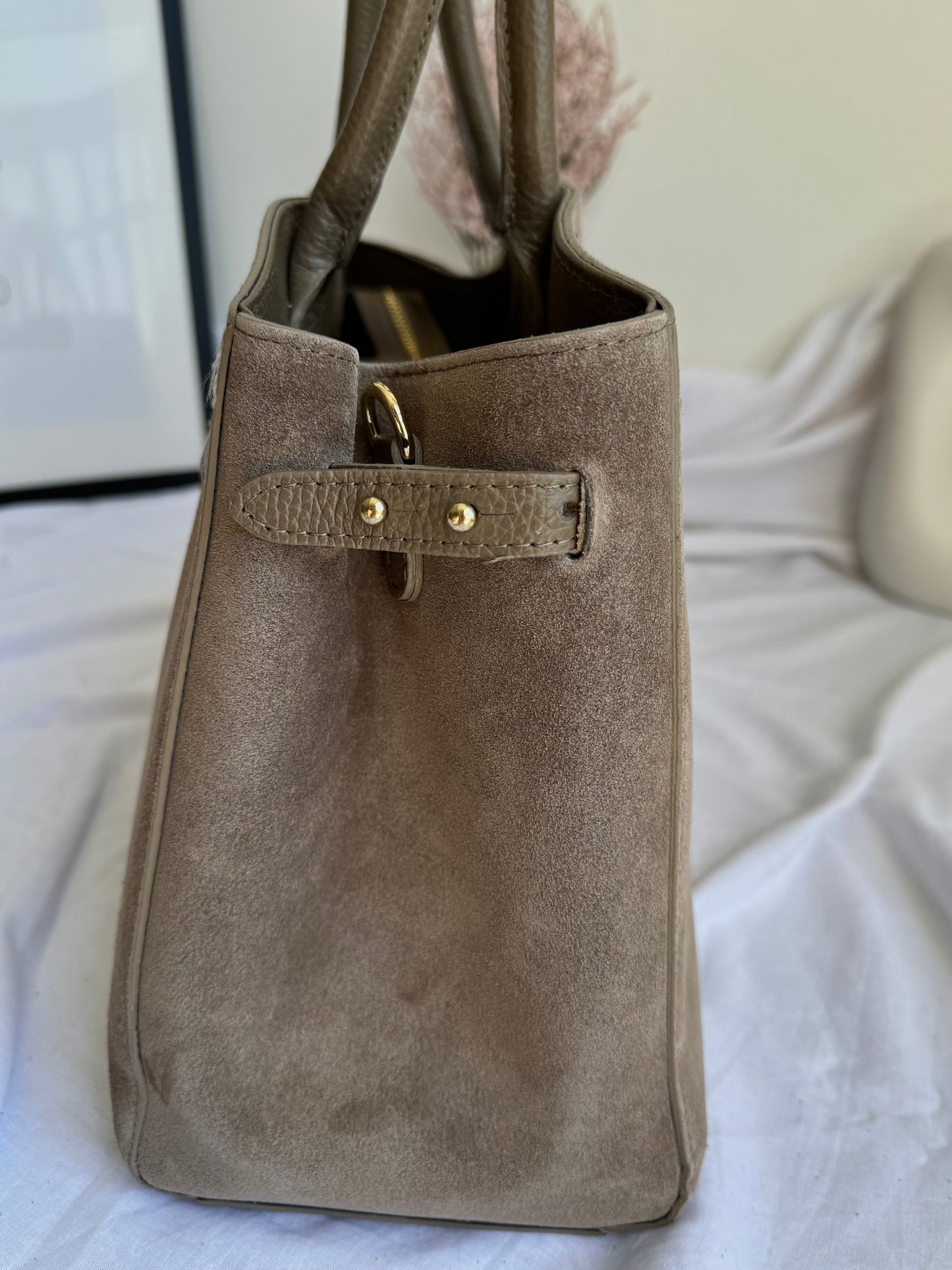 Torebka zamszowo-skórzana – włoska elegancja w odcieniu taupe
