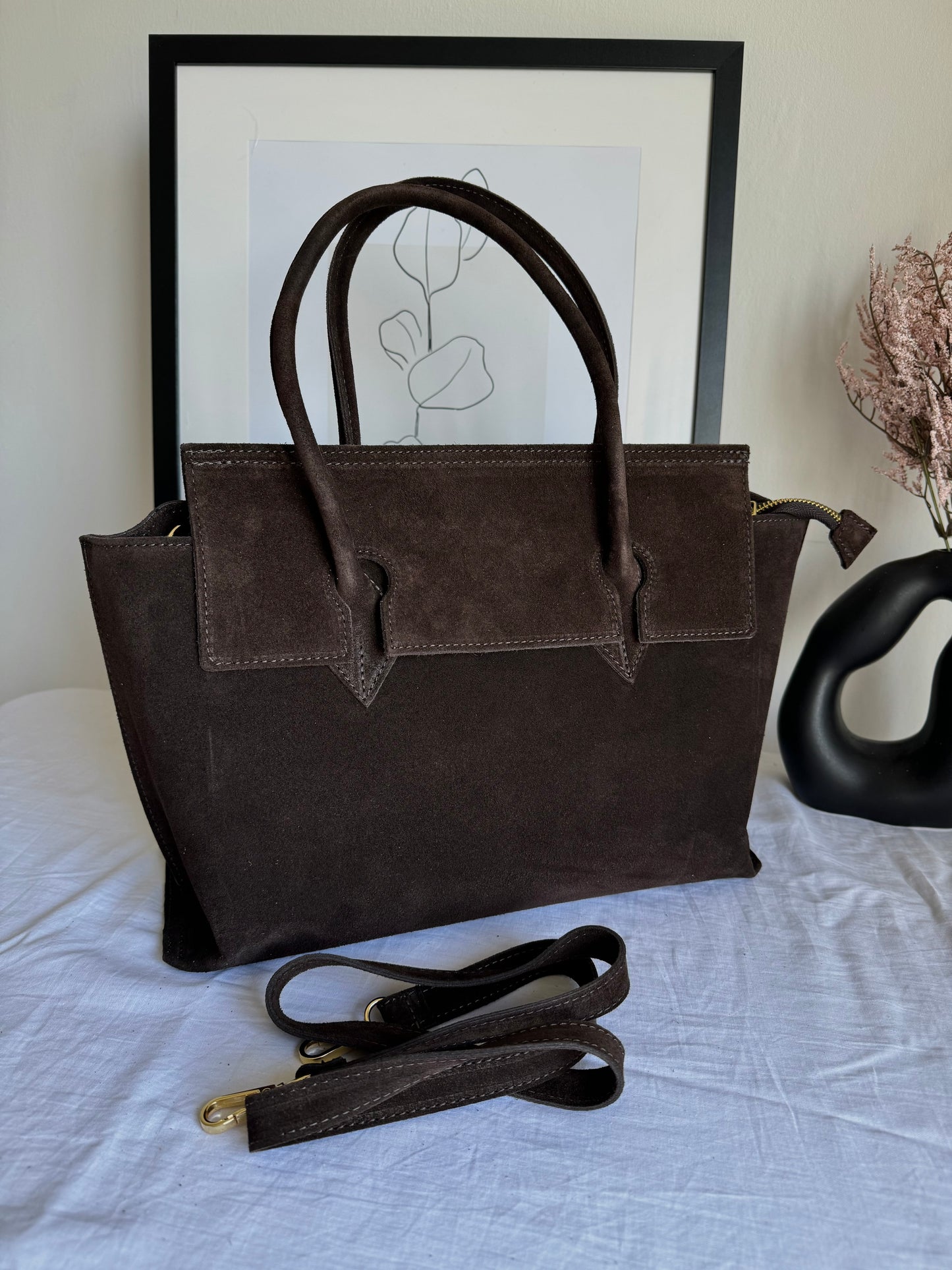 Zamszowa torebka typu tote, idealna na laptopa lub dokumenty. Włoski produkt