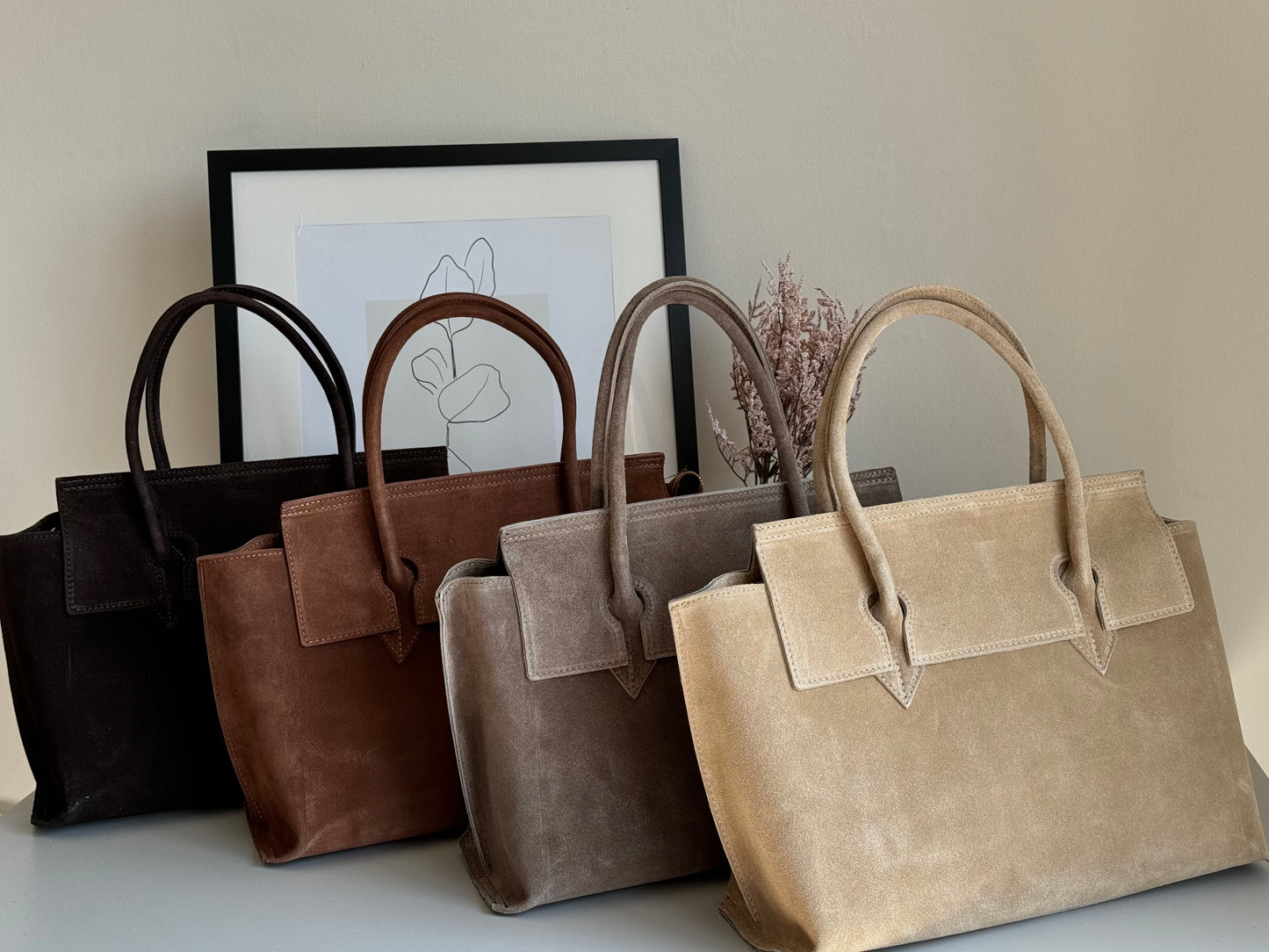 Zamszowa torebka typu tote, idealna na laptopa lub dokumenty. Włoski produkt