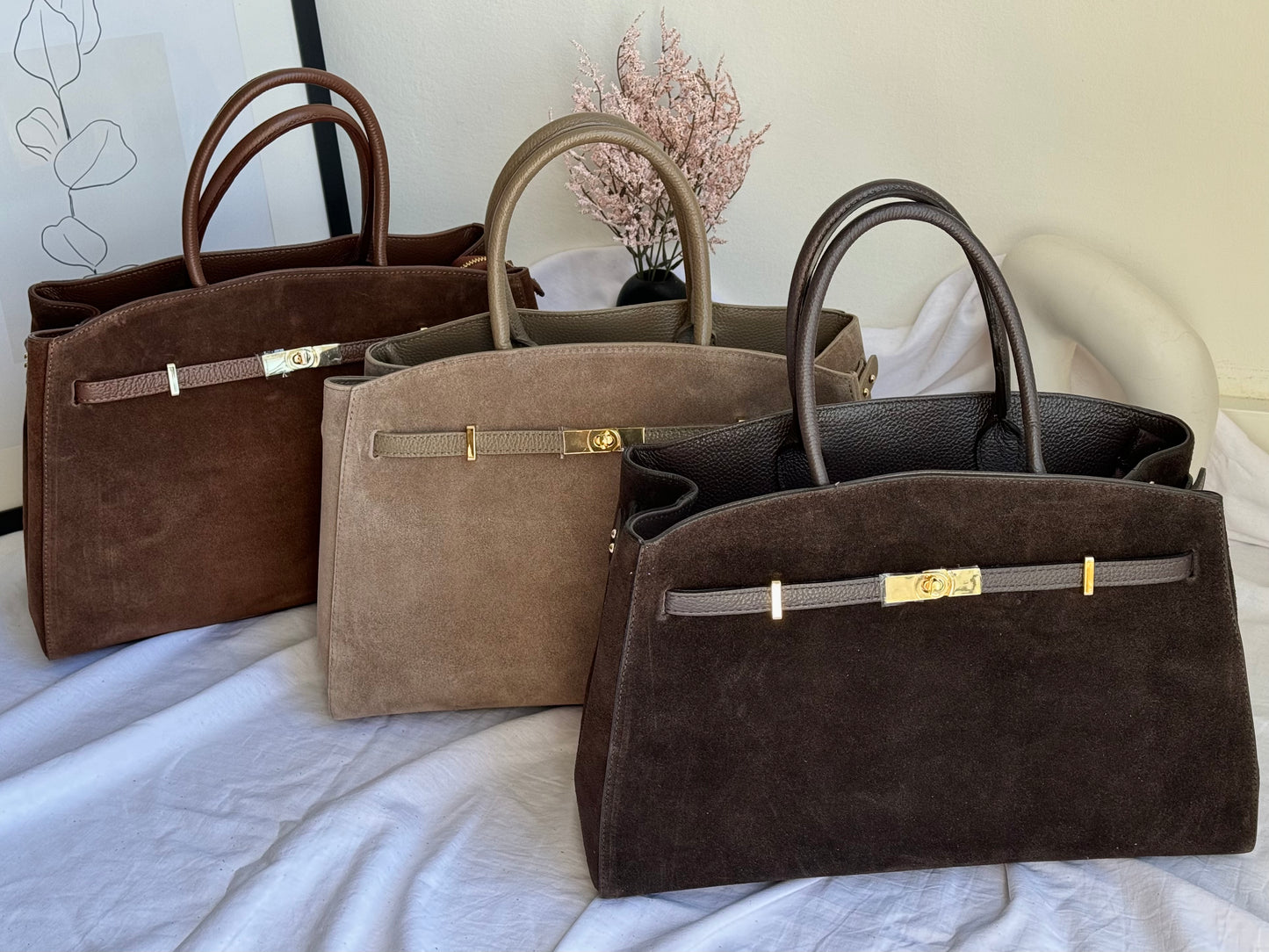 Torebka zamszowo-skórzana – włoska elegancja w odcieniu taupe