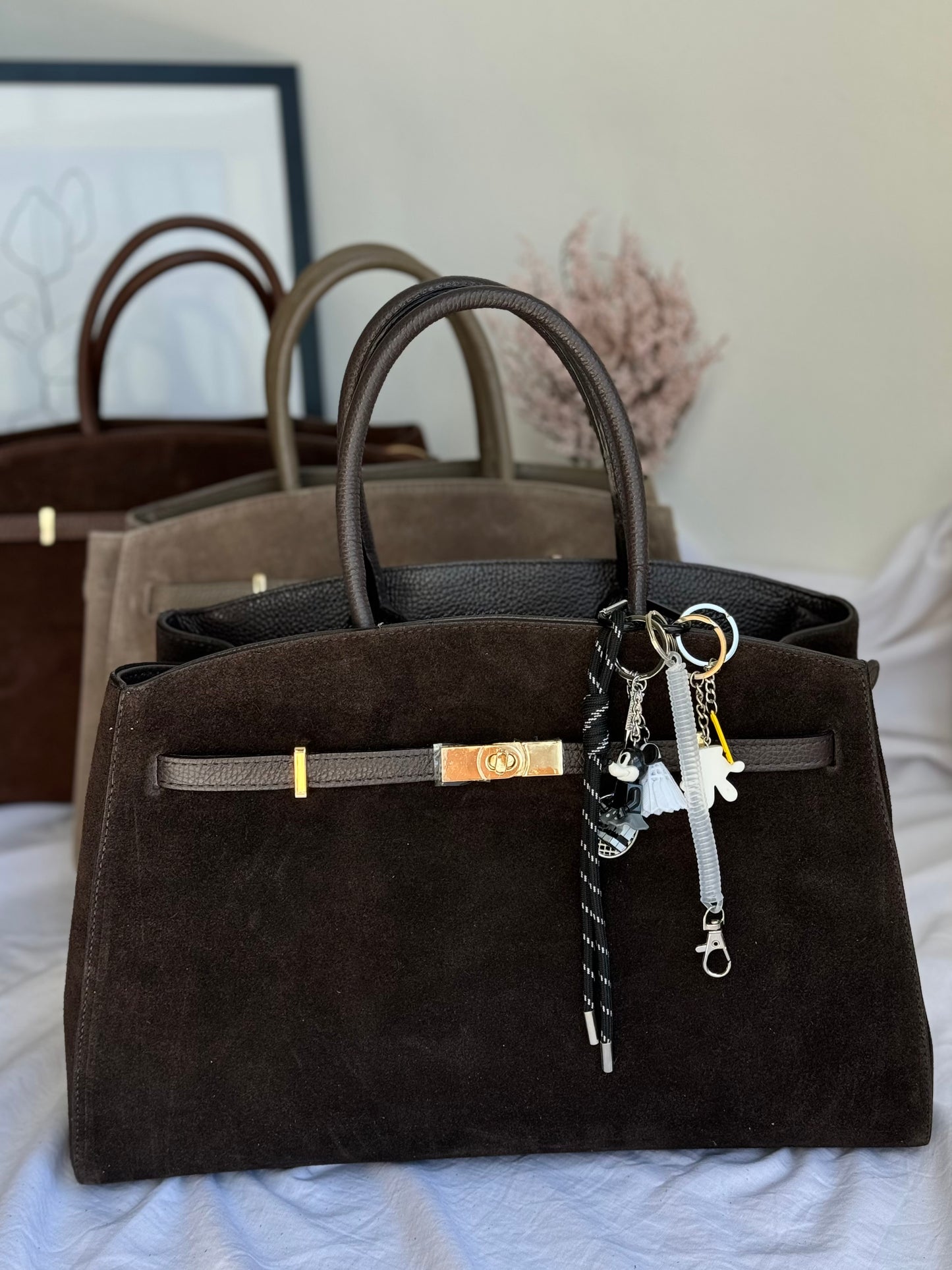 Torebka zamszowo-skórzana – włoska elegancja w odcieniu taupe
