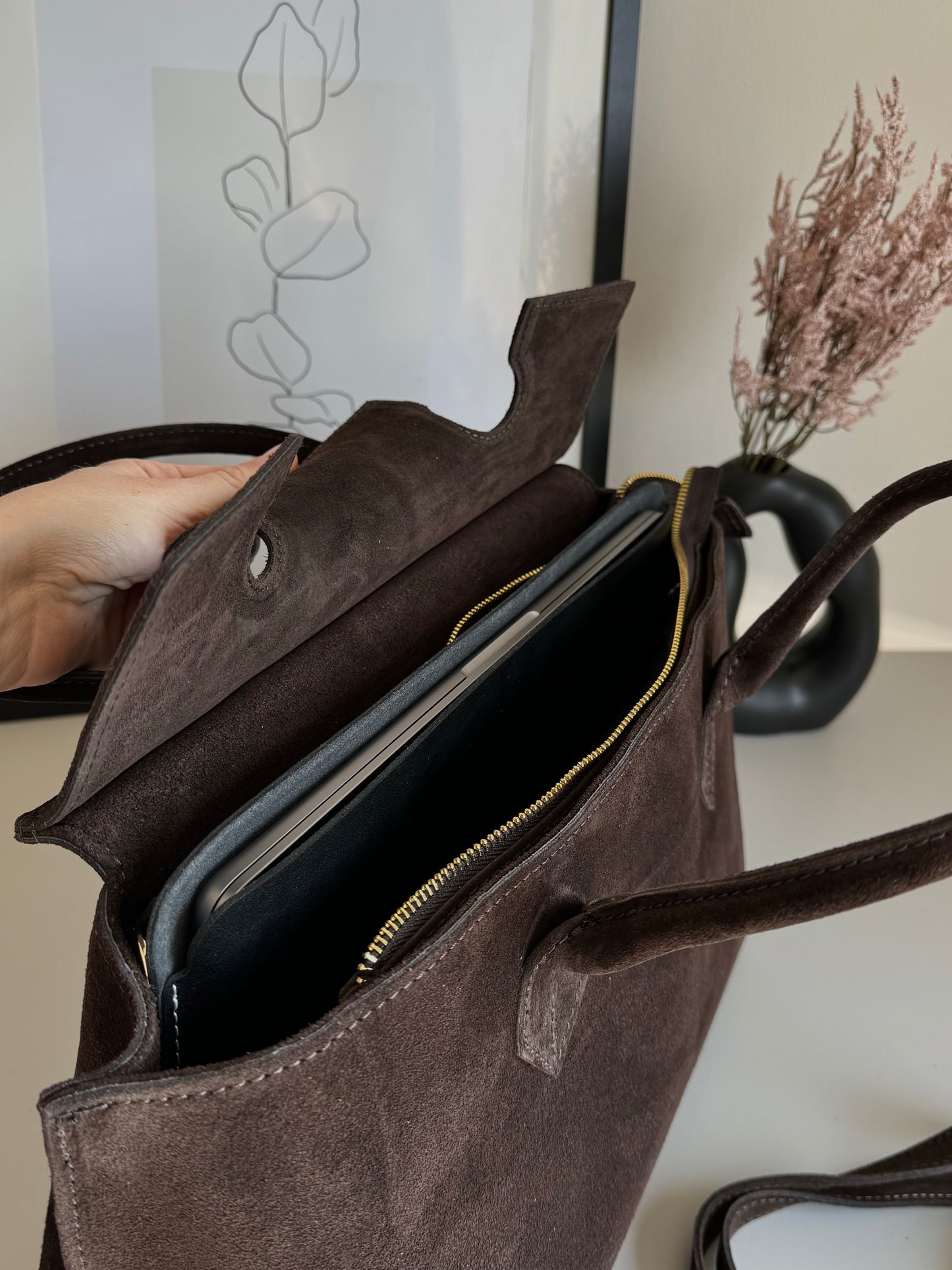 Zamszowa torebka typu tote, idealna na laptopa lub dokumenty. Włoski produkt