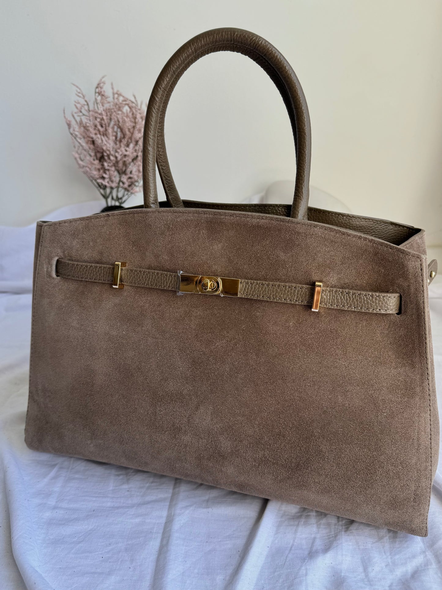 Torebka zamszowo-skórzana – włoska elegancja w odcieniu taupe
