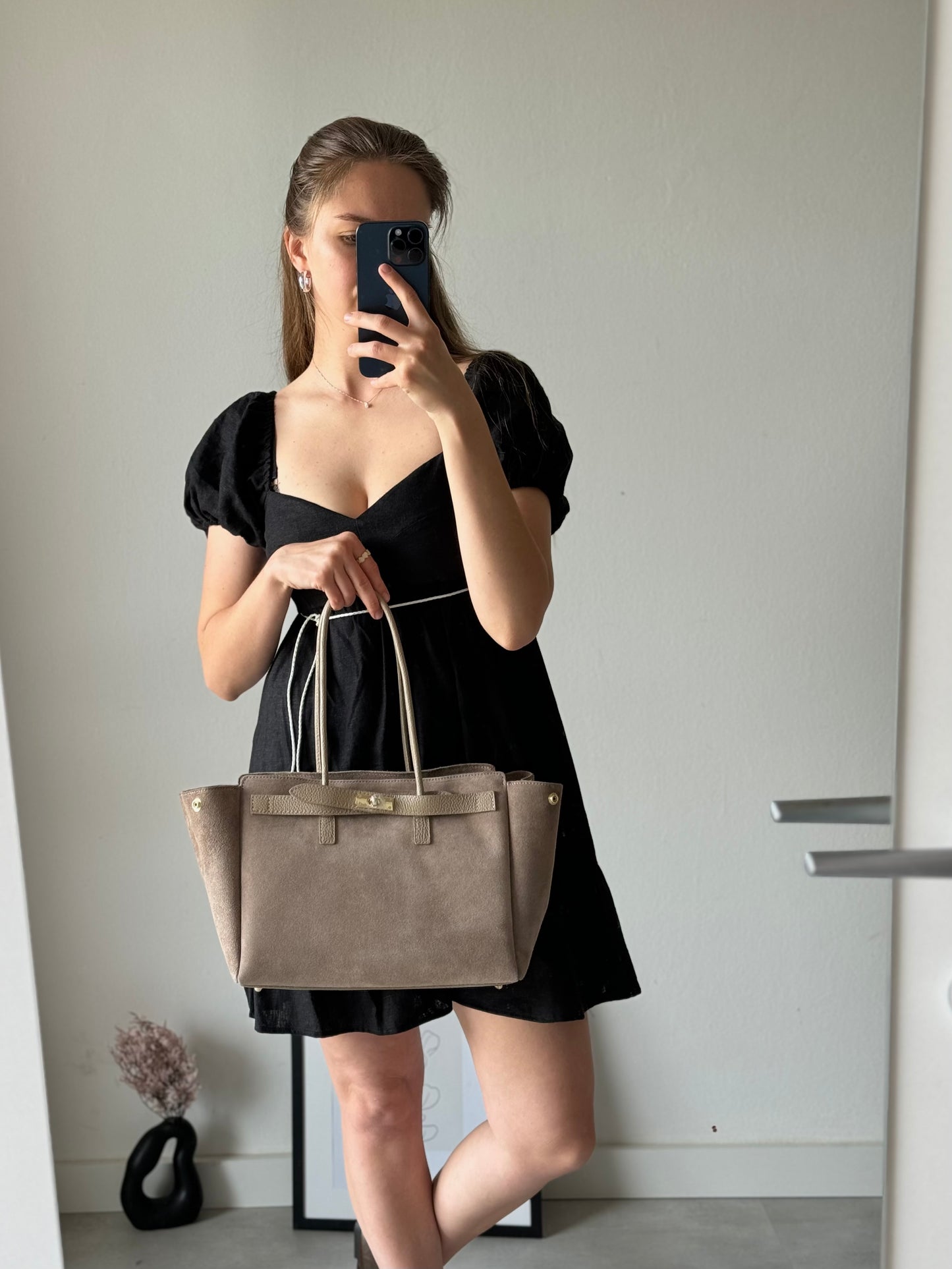 Stylowa torebka shopperka z naturalnego zamszu w modnym kolorze, Włochy