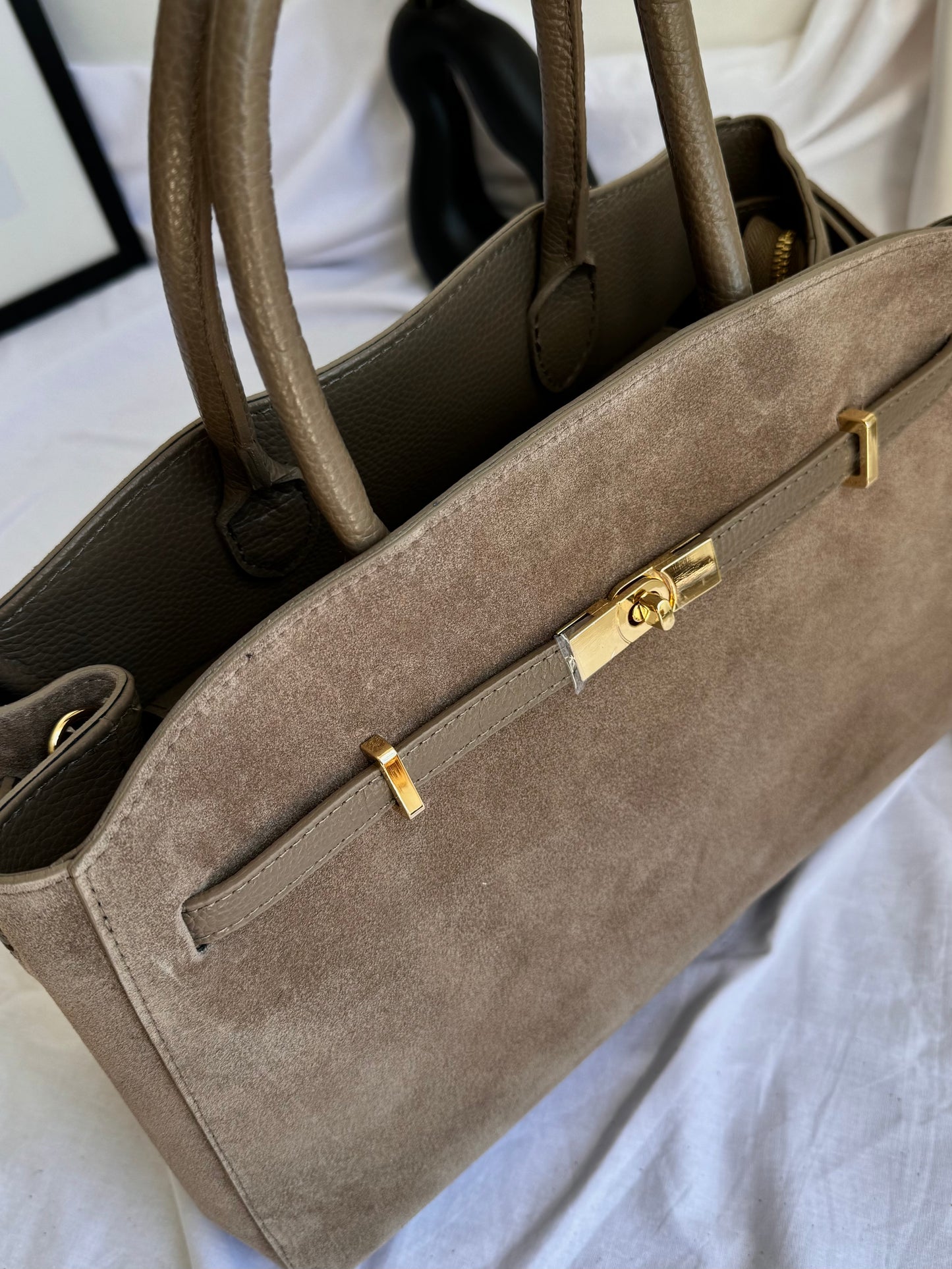 Torebka zamszowo-skórzana – włoska elegancja w odcieniu taupe