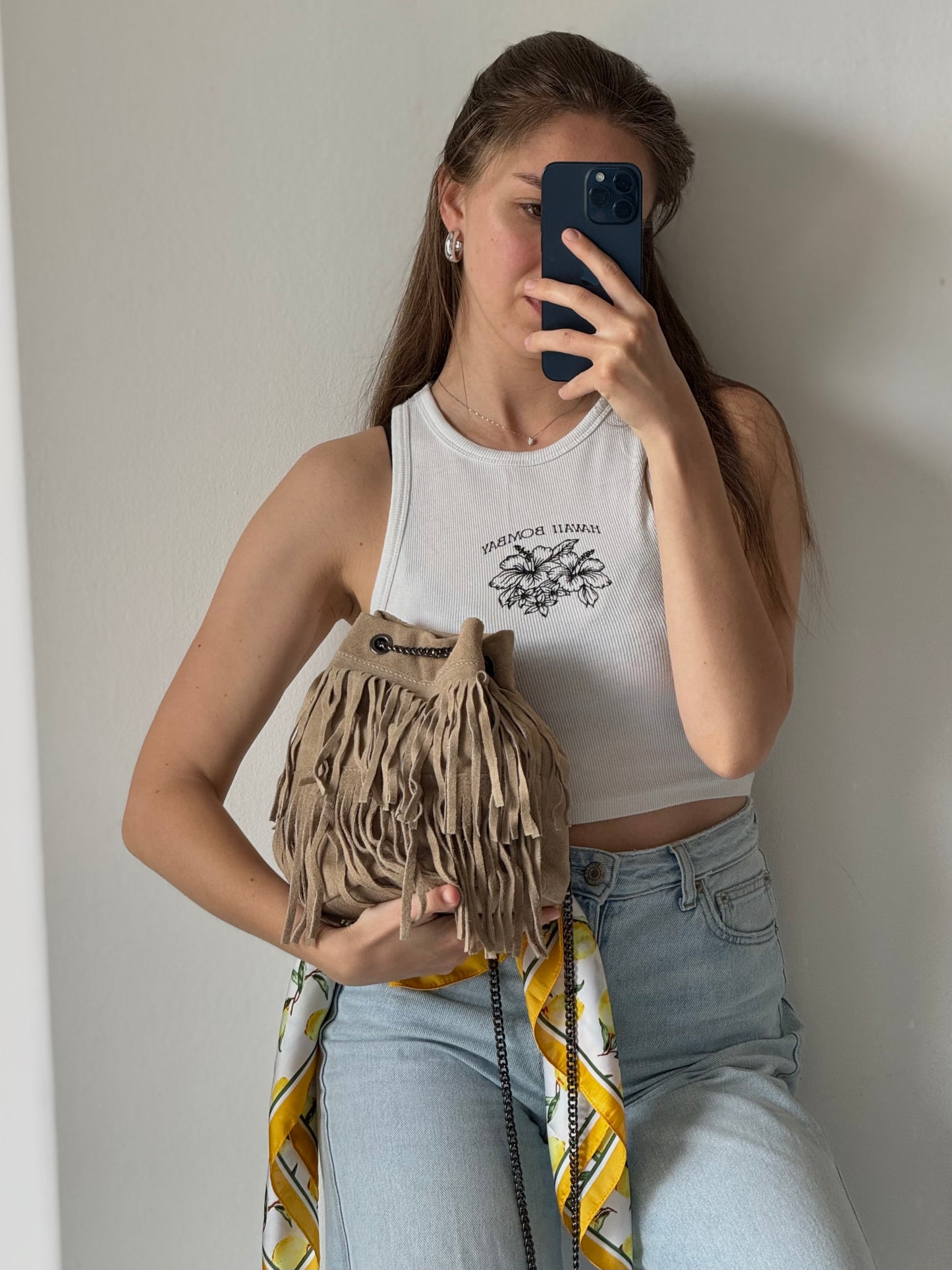 Torebka hobo z naturalnego zamszu z frędzlami, Włochy