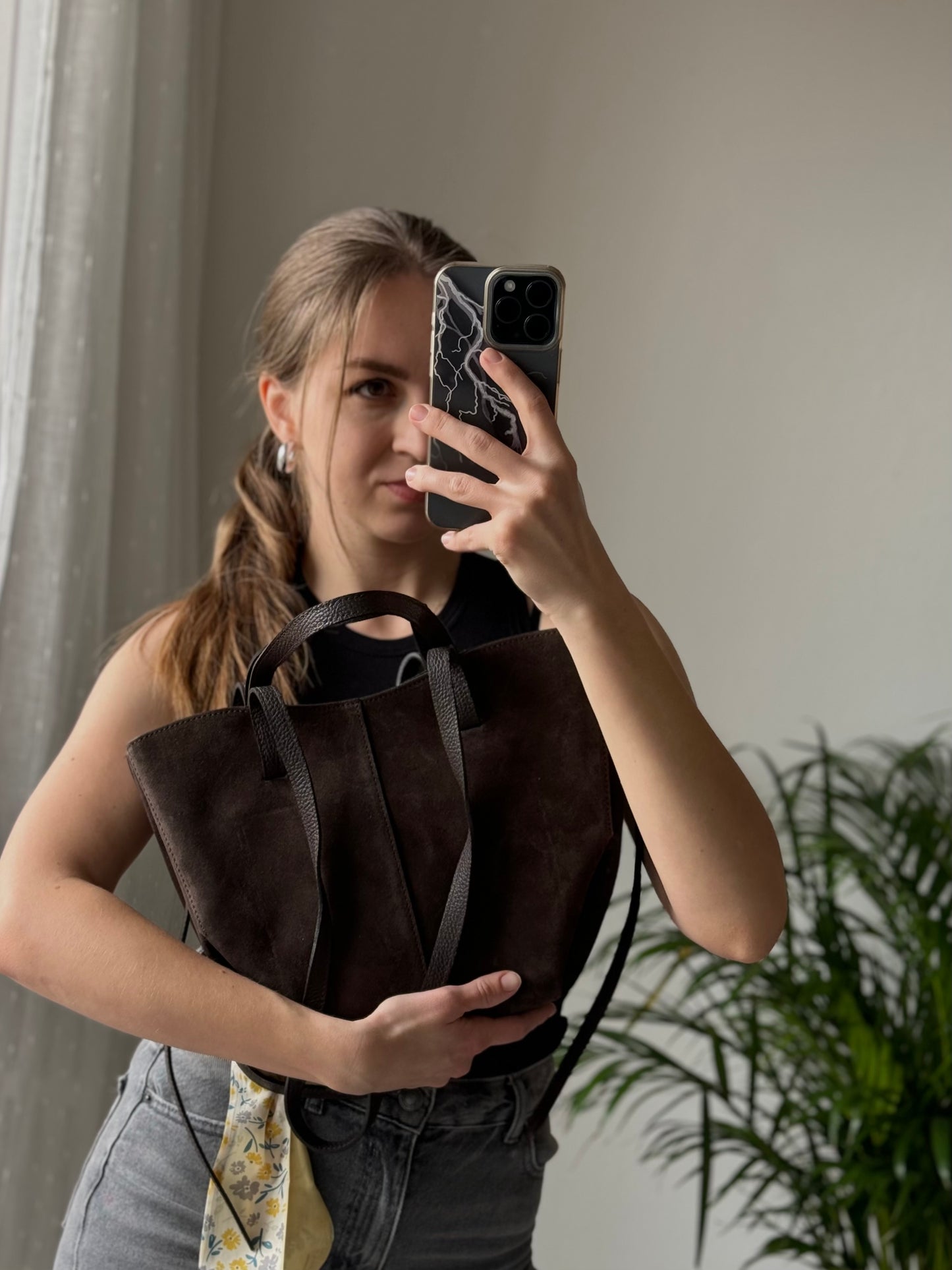 Stylowa torebka z naturalnego zamszu z Włoch w czekoladowym kolorze